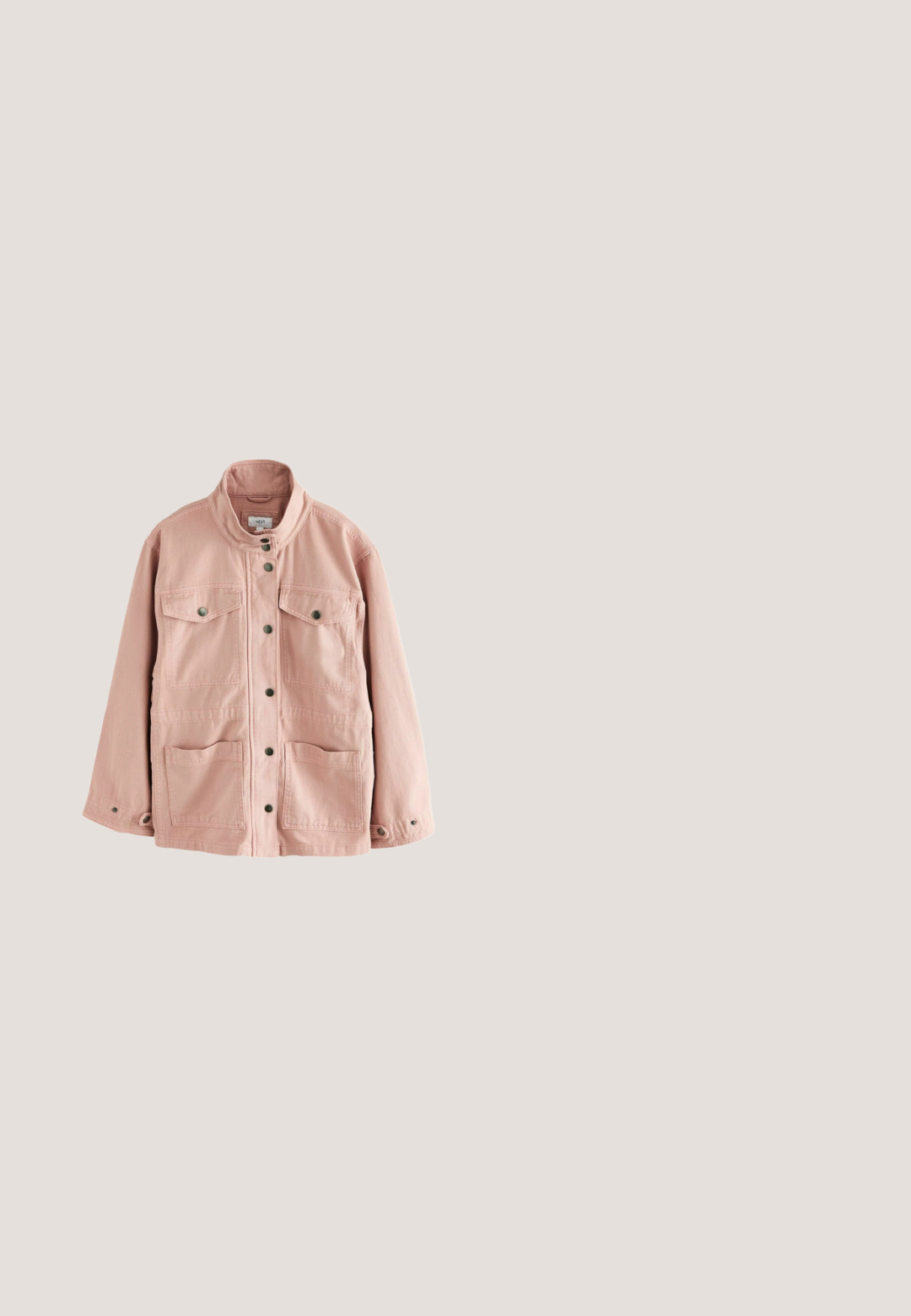 Roze katoenen jack met een opstaande kraag, drukknoopsluitingen, twee borstzakken en twee lagere zakken. Glad oppervlak, casual ontwerp.; Gestreepte top met korte mouwen, gemaakt van lichtgewicht stof. Heeft crèmekleurige en lichtoranje strepen, een ronde halslijn en zijsplitten.; Lichtroze jeans met rechte pijpen, voorzakken en muntzakje, ceintuurlussen en dubbele knoopsluiting.; Lichtroze suède sneaker met witte veters, geperforeerd driehoekig patroon aan de zijkant, zool van suikerrietrubber en wit detail op de hiel.; Bric's LIFE LUDOVICA  - Handtas - pink; Gouden ketting met een ronde roze donutvormige hanger en een klein rond bedeltje nabij de sluiting op een witte achtergrond.