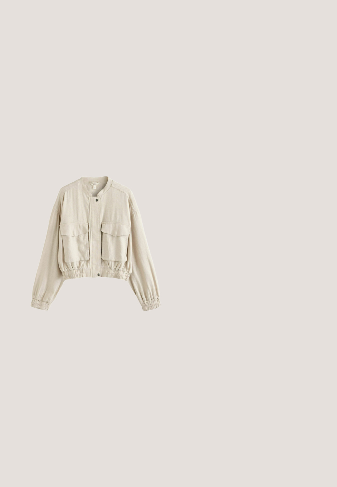Beige Leinenhemd mit Rundkragen, zentraler Druckknopfverschluss und zwei vorderen Taschen. Hat eine subtile Textur und ein minimalistisches Design.; Olivenfarbenes Kleid mit Spitzenverzierungen am Oberteil, verstellbaren Trägern und einem gerafften, gestuften Saum aus leichtem Stoff.; Keil-Esparille mit einem Obermaterial aus beigem Canvas, gewebter Textur an der Ferse, einem Knöchelriemen mit Schnalle und einem Detail aus Naturfaser auf der Sohle.; Rechteckige Sonnenbrille mit einem hellgelben Kunststoffrahmen und braunen Verlaufsgläsern. Verfügt über ein dezentes Markenlogo an der Seite und schlanke Bügel.; Geflochtene Strohtasche mit geflochtenen gelben und beigen Griffen, dekoriert mit einem Bananen-Aufnäher und kleinem gerahmtem Fischmotiv vorne.; Doppellagige Goldkette mit verschiedenen kleinen, runden, münzförmigen Anhängern, die gleichmäßig entlang der Ketten auf einem hellen Hintergrund verteilt sind.