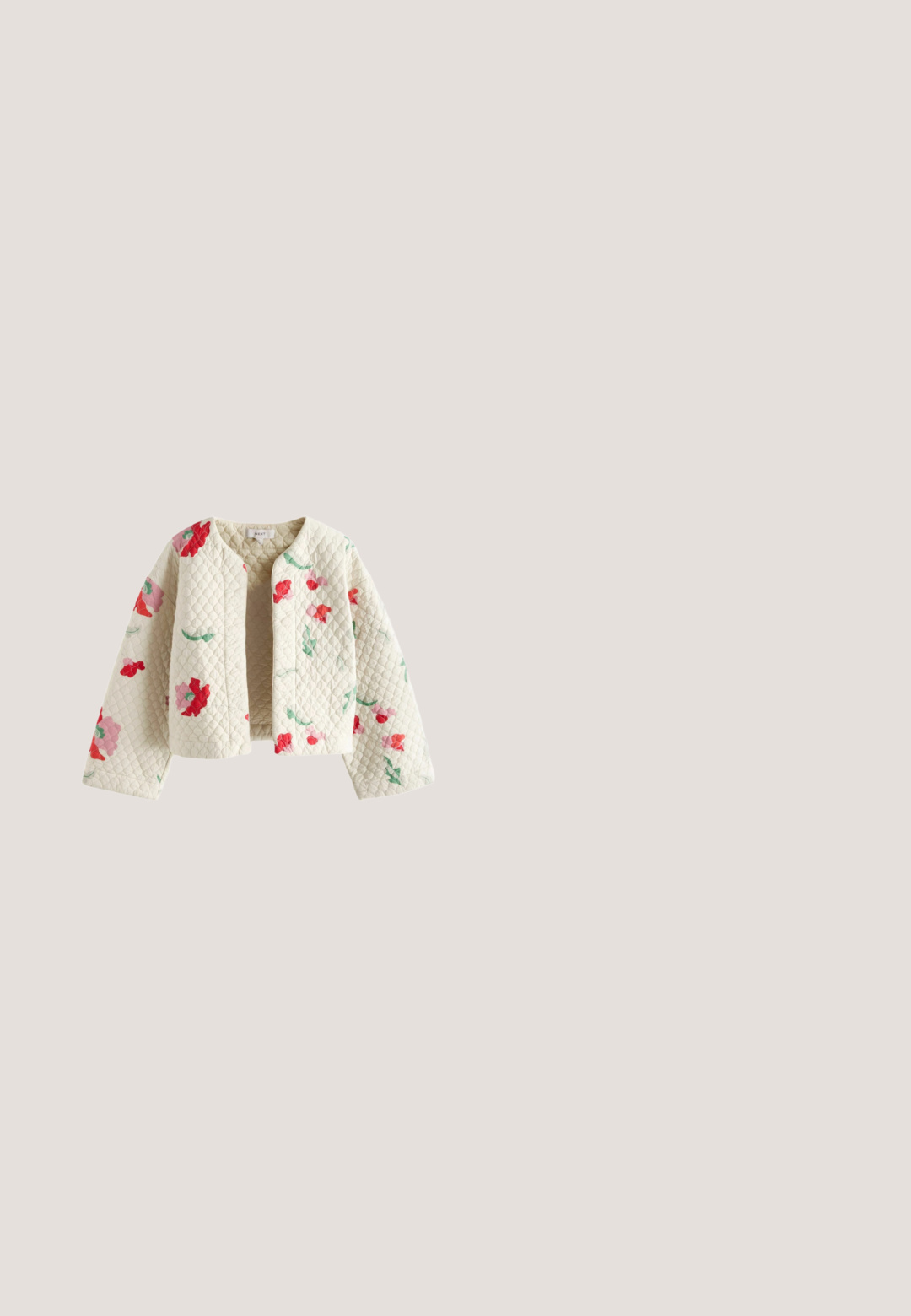 Quiltet stof i creme med blomsterede i rød, pink og grøn. Har et diamantsting mønster og blød tekstur, lagdelt design.; Hæklet flerfarvet stribet cardigan med lange ærmer, lyserød kant og tre lyserøde bindelukninger foran.; Hvid kort t-shirt med subtile striber og broderede stablede tekopper i grønne, pink og marineblå farver med blomster- og polkaprikdetaljer.; Denimstof i lyseblå, prydet med blomsterprint. Inkluderer en sølvknaplukning og lysebrune syninger langs sømmene. Mærkets etiket er synlig.; Lyserød slip-on hjemmesko med blomster- og abstrakte mønstre, cremefarvet sål og blødt indre for.; Beige og rødstripet shopper taske med illustrationer af bjørne i hatte og "Cath Kidston" logo på forlommet.
