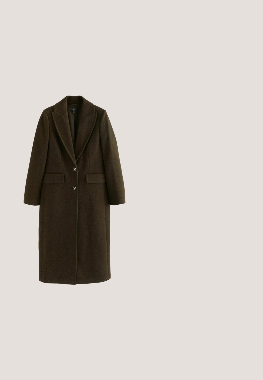 Textiel met een donkerbruine, vachtige wolachtige textuur, gelaagd over een gladde, lichtbruine stof met een beige randsteekdetail.; Donkerbruine lange mouw vest met een ronde hals en zes bruine knopen aan de voorkant, gemaakt van gebreide stof.; Effen donkerbruine korte mouw T-shirt met ronde hals, plat neergelegd, met een klein wit merklabel aan de binnenkant van de halslijn.; Bruine, op maat gemaakte, recht-benige damesbroek met knoop- en ritssluiting, voorzakken en riemlussen.; Donkerbruine suède loafer met lage hak, afgeronde neus en banddetail over het bovenwerk, getoond tegen een witte achtergrond.; Bruine suède handtas met gestructureerde vorm, dubbele handgrepen, een riemaccent en logo gegraveerd aan de voorkant. Matte textuur, eenvoudig ontwerp.
