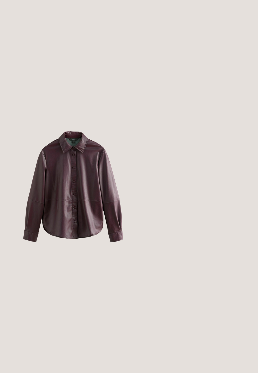 Chemise en cuir synthétique bordeaux, devant à boutons, col classique, manches longues avec poignets, texture lisse, ourlet courbé, détails de couture.; Cardigan tricoté beige et marron foncé à rayures horizontales, avec encolure ronde et fermeture devant par boutons.; Débardeur rouge à côtes avec un décolleté carré et de larges bretelles. L'ourlet présente un bord festonné. Fabriqué en tissu doux et extensible.; Pantalon droit bordeaux foncé avec passants pour ceinture et poches latérales, fermeture éclair à l'avant et pli marqué le long des jambes.; Sandales à glissière bordeaux en matériau synthétique lisse. Dotées de deux courroies ajustables avec des accessoires en or et d'une semelle noire texturée.; Sac à main en cuir brillant bordeaux foncé avec une seule bandoulière, accompagné d'une petite pochette zippée assortie.