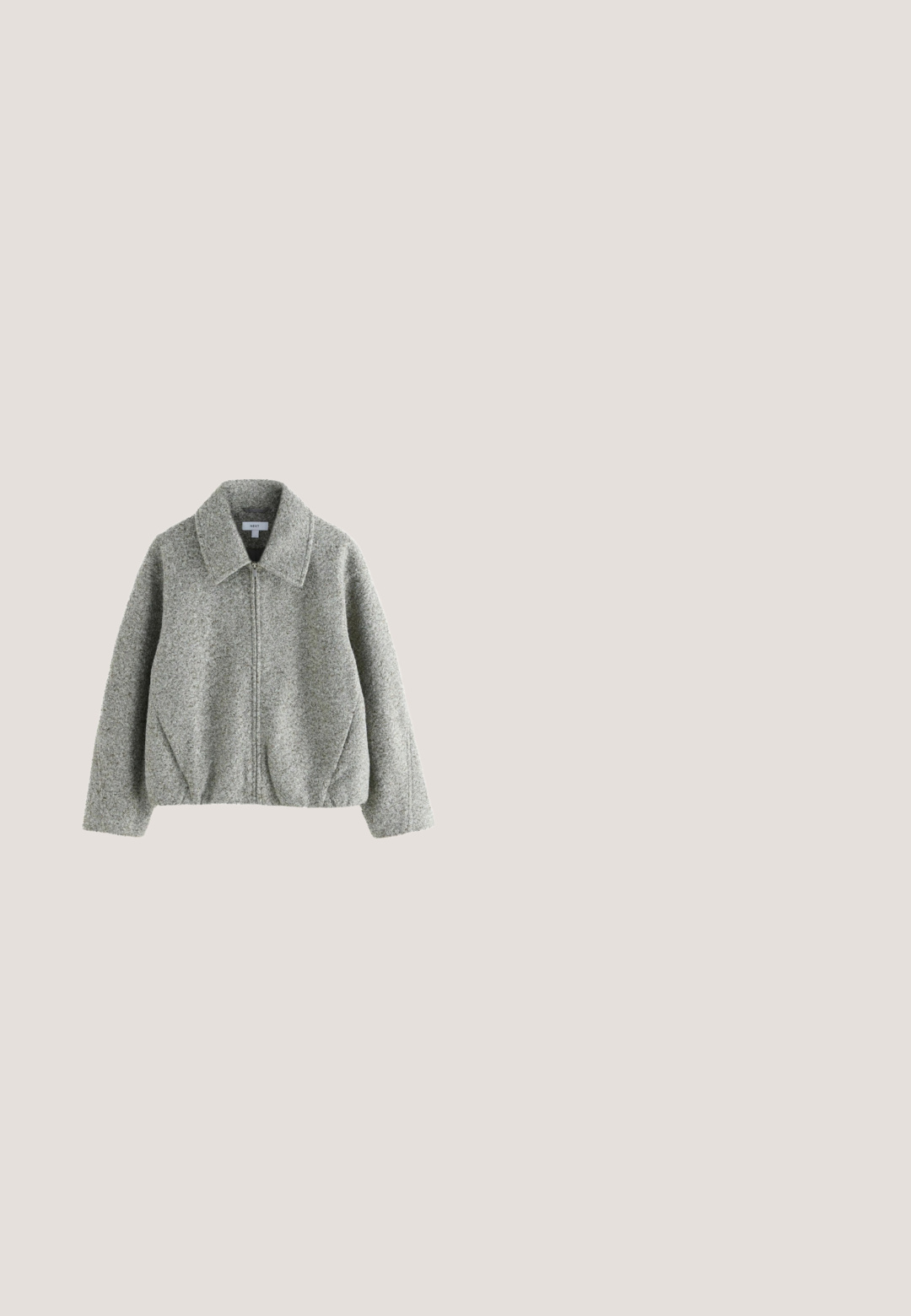 Chaqueta de mezcla de lana texturizada gris con cremallera, cuello puntiagudo y mangas largas, diseñada para uso casual.; Bufanda de punto en negro, blanco y gris con una textura gruesa. Presenta un tejido suelto y un patrón trenzado en toda la superficie.; Camiseta de manga larga gris hecha de tejido suave, con cuello redondo y corte recto; textura lisa sin patrones ni adornos.; Pantalones jogger con cintura elástica en tela gris oscuro. Cuentan con cierre de cordón con puntas negras y un acabado suave y texturizado.; Zapato plano mocasín de ante negro con detalle de lazo en la parte superior y diseño cosido alrededor de la zona de los dedos.; Bolso de hombro grande y suave de ante gris con una sola correa ancha y costura central visible, mostrado sobre un fondo blanco.