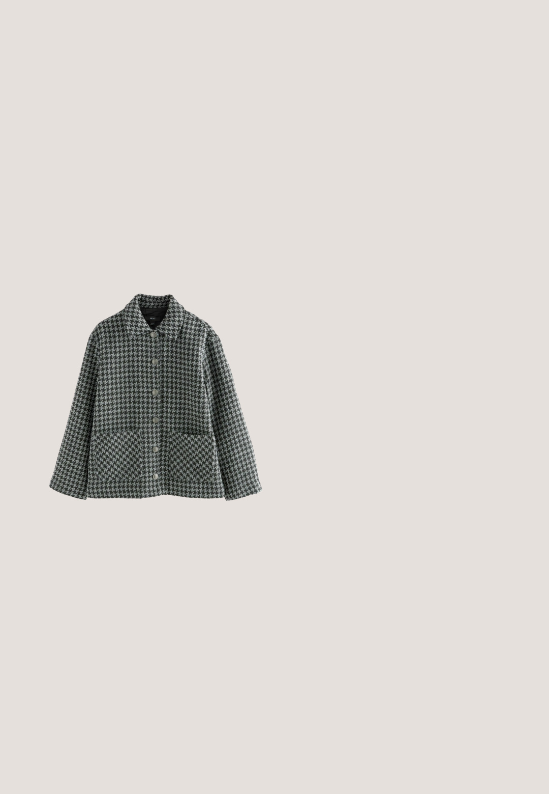 Veste à motif pied-de-poule noir et gris avec une finition texturée, dotée de boutons argentés et d'une étiquette intérieure noire.; Pull en tricot noir avec un col côtelé haut et des manches courtes en forme de cap. Texture lisse avec un ourlet côtelé ajusté. Léger et avec une coupe décontractée.; Pantalon à jambes larges en tissu gris foncé, présentant une texture lisse et une taille haute avec de légères pinces à l'avant.; Bottines en suede noir avec un bout arrondi, une hauteur de cheville basse et un design minimaliste. Elles sont dotées d'une couture et d'une semelle en caoutchouc flexible.; Sac à main argenté orné d'une poignée supérieure nouée, de forme rectangulaire, recouvert de petits strass ronds, texture lisse.; Paire de boucles d'oreilles créoles épaisses en argent avec une surface irrégulière texturée et une finition brillante et polie.