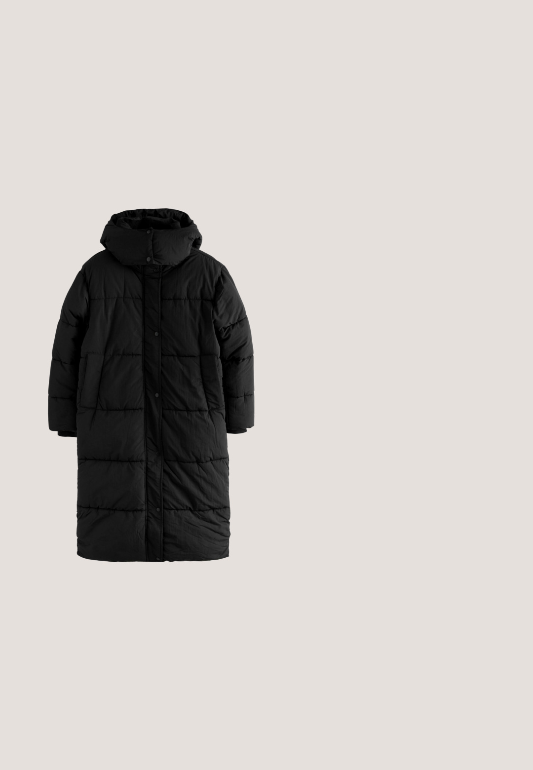 Zwarte gewatteerde jas met een hoge kraag, voorzien van een zilveren ritssluiting en drukknoopjes. De stof lijkt glad en licht glanzend.; Groene lange mouw pullover met hoge kraag, halve rits aan de voorkant, ritsvak op de borst en elastische manchetten en tailleband.; Donkerblauwe denim jeans met een rechte pasvorm, voorzien van een knoopsluiting, vijf zakken en subtiele stikseldetails langs de naden.; Zwarte veterschoenen met een dikke plateauzool, stevige hak en een lipje aan de achterkant, zijaanzicht op een witte achtergrond.; Zwarte rechthoekige handtas met een enkele afneembare band en een gegraveerd gestileerd "FH"-logo op de voorflap.; Zilveren metalen ring met drie verweven banden, met een gladde, glanzende afwerking en een minimalistisch ontwerp. Gegraveerde merknaam aan de binnenkant.