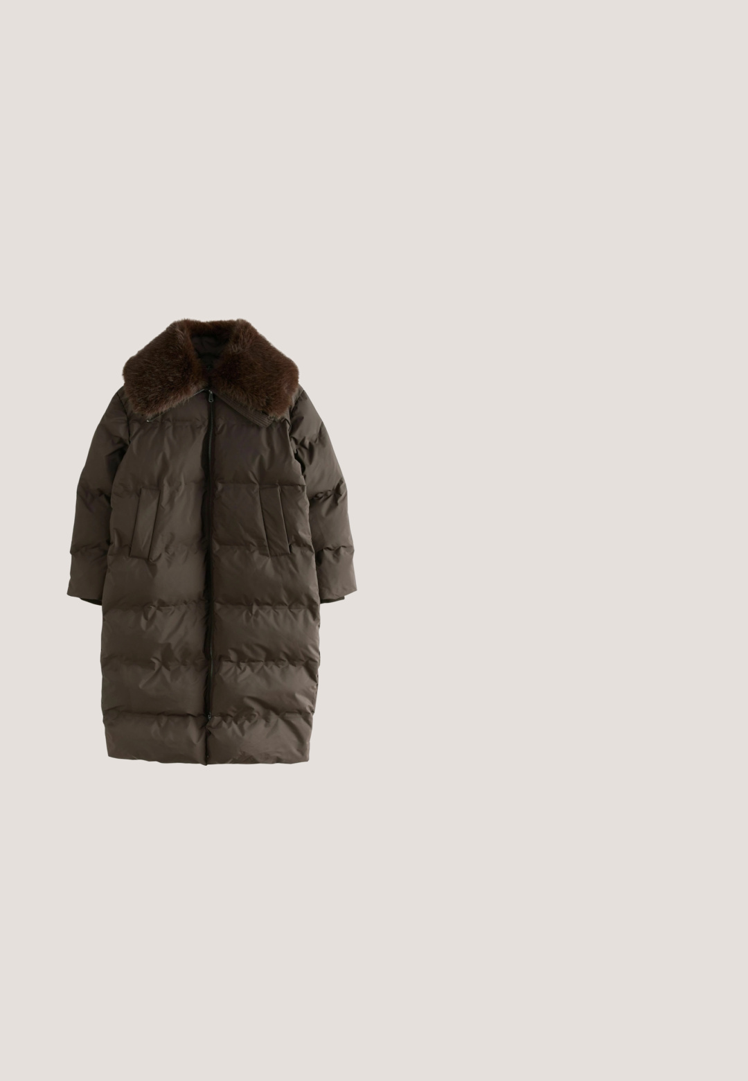 Bruine pufferjack met een gladde, matte afwerking en ribgebreide manchetten; bevat een capuchon met een gestructureerde voering en minimalistische ontwerpelementen.; Grijze gebreide trui met lange mouwen, ronde hals, geribbelde manchetten en zoom. Zachte textuur met een iets cropped ontwerp.; Donkergrijze stof met een gestructureerd, geribbeld patroon, dat zachte plooien en een subtiele glans in het materiaal toont. Lichte en rekbare uitstraling.; New Look CHUNKY LOAFERS - Instappers - black; Zwarte rechthoekige leren handtas met twee lange schouderbanden en een ritssluiting aan de bovenzijde.; Zilveren ring met een ontwerp van een oneindigheidssymbool. Gladde, gepolijste oppervlakte met een dunne band en open uiteinden voor een minimalistische stijl.