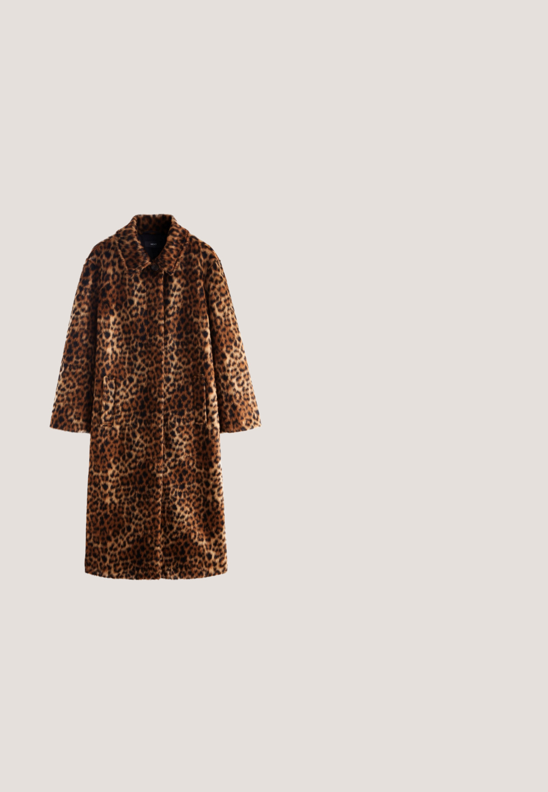 Leopardmønstret imiteret pelsjakke med en blød tekstur, der har en sort inderfor og en krave. Mærkeetiketten "NEXT" er synlig.; Leopardprint crop top med tynde justerbare brune stropper og rynket stof på hvid baggrund.; Vide bukser med elastisk talje i beige med mørkebrune og sorte blomster- og abstrakte mønstre.; LOLA CASADEMUNT Høje støvler/ Støvler - gold; Rund taske dækket med sorte og bronze paljetter, prydet med et fletet håndtag i guld-tone og en logo-plade foran. Struktureret overflade hele vejen rundt.; Guess Halskæder - goldenfarbe