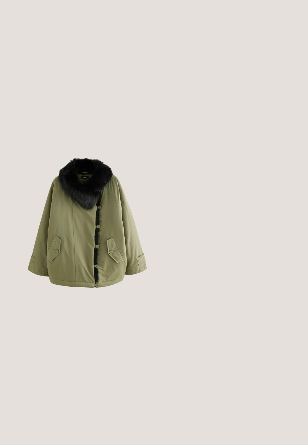 Olijfgroen jack met een zwart nepbont kraag, voorzien van een beige knoop met vier gaatjes en een gladde textuur op de stof.; Zwarte coltrui met een ribbelstructuur. Beschikt over aansluitende lange mouwen met drie zilveren knopen bij elke manchette.; Zwarte mouwloze top met V-hals en lichte plooien op de schouders, eenvoudig en losvallend model, weergegeven op een witte achtergrond.; Zwarte skinny jeans van denim met een gladde textuur. Beschikt over vijf zakken en een enkele knopsluiting bij de taille.; Zwarte leren Chelsea-boots met een platformzool, elastische zijkanten en trekbanden voor gemakkelijk aan- en uittrekken. Gladde textuur en modern ontwerp.; Zwarte leren schoudertas met een gestructureerd oppervlak, uitgerust met een afneembare schouderriem en accenten in zilverkleurig metaal. Emmervormig ontwerp.