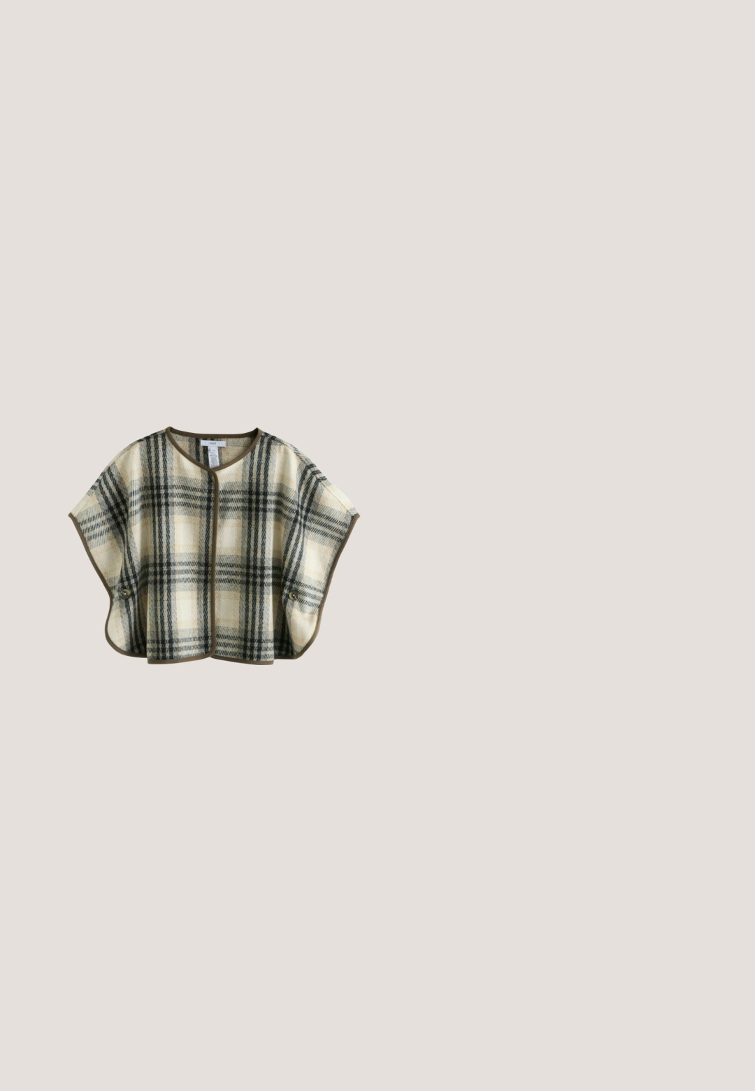 Wollen stof met een zachte textuur met een golvend patroon in tinten beige en grijs, benadrukt door donkere strepen en subtiele kleurnuances.; Donkerbruine lange mouwen jas met zilveren knopen die asymmetrisch zijn geplaatst, een ronde halslijn en een iets cropped, vierkante pasvorm.; Donkerbruine oversized T-shirt met korte mouwen en een ronde hals, afgebeeld op een witte achtergrond.; Donkerblauwe denim jeans met een losse fit, lichte stiksels, vijf zakken en een knoopsluiting op de taille.; Bruine suede schoen met dikke zool, verstelbare band en witte fuzzy voering, getoond vanaf de buitenkant op een witte achtergrond.; Bruine rechthoekige leren handtas met twee handvatten, twee verticale voorvakken met rits en een afneembare schouderriem.