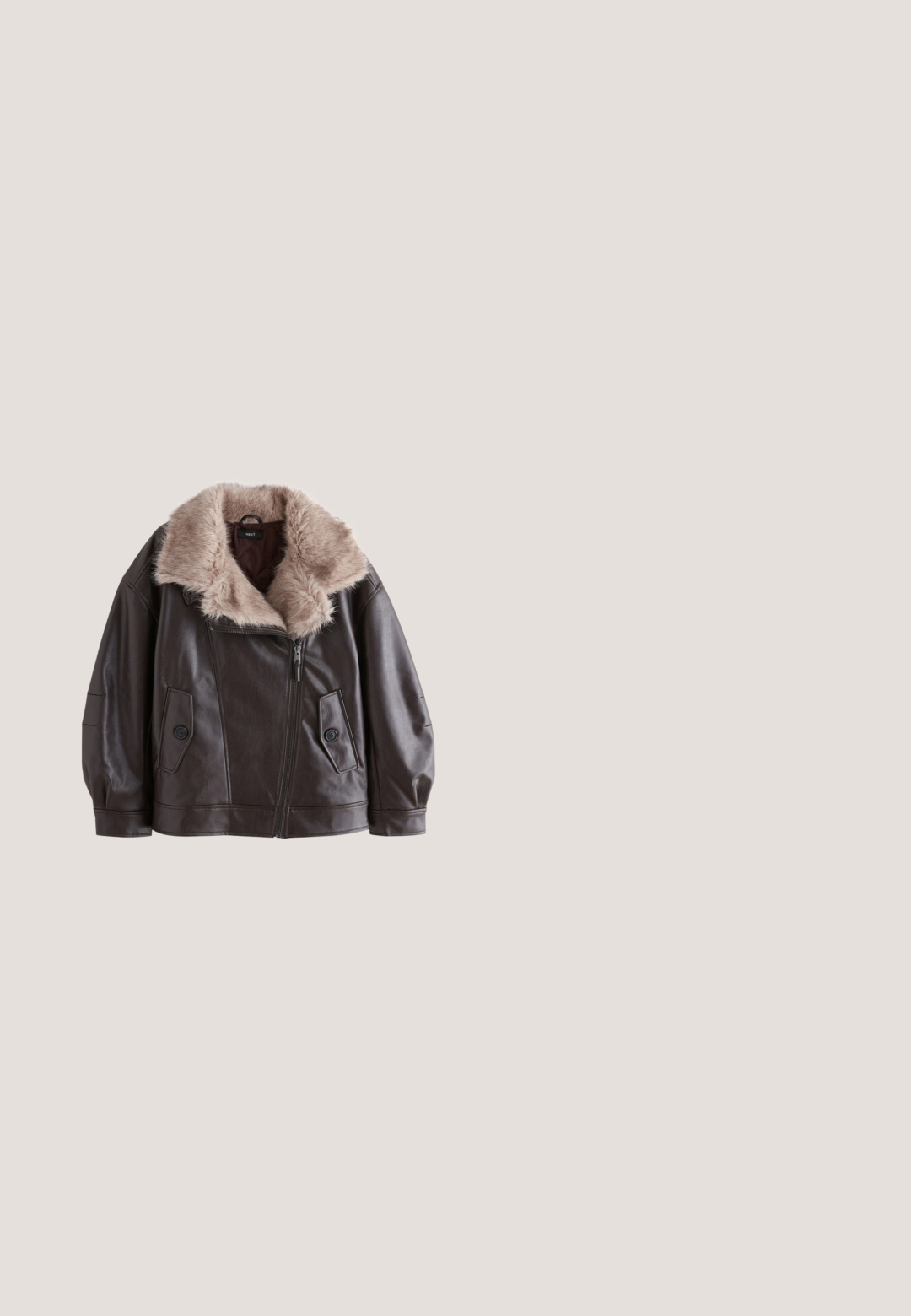Donkerbruine leren jas met grote beige nepbontkraag, asymmetrieke ritssluiting aan de voorkant en klepzakken met knopen.; Set van drie langmouw cardigans in bordeauxrood, donkergroen en zwart. Heeft een ronde halslijn en knoopsluiting aan de voorkant.; Donkerbruin stof met een fijne, gestructureerde weving, die subtiele plooien en schaduwen laat zien, wat op een zacht en buigzaam materiaal wijst.; Donkerbruine wijde broek met voorzakken, riemlussen en knoopsluiting bij de taille, gepresenteerd op een witte achtergrond.; Donkerbruine suède enkellaars met lage hak, afgeronde neus en zijritssluiting.; Donkerbruine suède handtas met twee handvatten en een dunne riem met gesp aan de voorkant tegen een witte achtergrond.