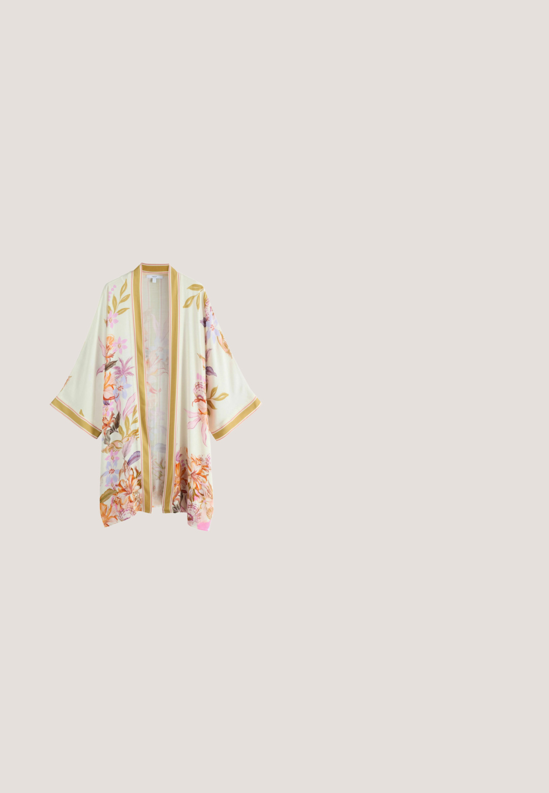 Hellcremefarbener Kimono mit weiten Ärmeln, verziert mit bunten Blumenmustern und mit senfgelben Streifen eingefasst.; Rosa Chiffonkleid mit lockerer Passform, ausgestattet mit Rüschen am Halsausschnitt, den Ärmeln und dem Saum sowie einem Bindeband am Hals.; Braun gewobener Stoff-Sandale zum Hineinschlüpfen mit zwei verzierten Riemen, Plateau-Sohle im Espadrille-Stil und beigem strukturiertem Boden mit einem leichten Absatz.; Sonnenbrille mit burgunderfarbenem Kunststoffrahmen, rechteckigen Gläsern und goldfarbener Hardware an den Bügeln. Braune getönte Gläser.; Innenraum einer schwarzen Samttasche mit einer goldfarbenen Kette, dekorativen Perlendetails und Markenetiketten. Weiche Textur mit einer strukturierten Form.; Furla FURLA GLAMOUR CHIC - Armband - gold tone