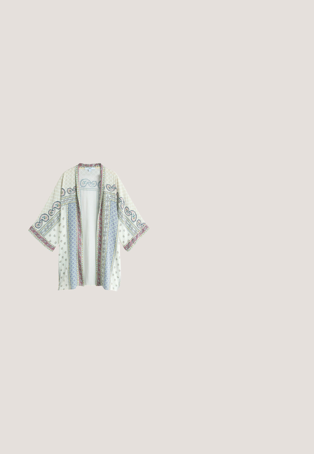 Lysecreme kimono med brede ærmer prydet med paisley- og geometriske mønstre i afdæmpede blå, lyserøde og grønne farver, åben front uden knapper.; Next PETITE  - Buksedragter - blue geometric print; Enkelt blå klipklap med tekstureret sål og Y-formet rem, vist fra siden på en ensfarvet hvid baggrund.; Firkantede, overdimentionerede solbriller med brune stel, lyseblå stænger og gradientbrune linser på en hvid baggrund.; Blå makramé taske med et håndtag af træring. Har en diamantform, struktureret mønster og frynse detaljer i bunden.; Justerbart armbånd med turkis og guldperler, en central hvid perle og en lille guldfugl vedhæng på en lyseblå snor.