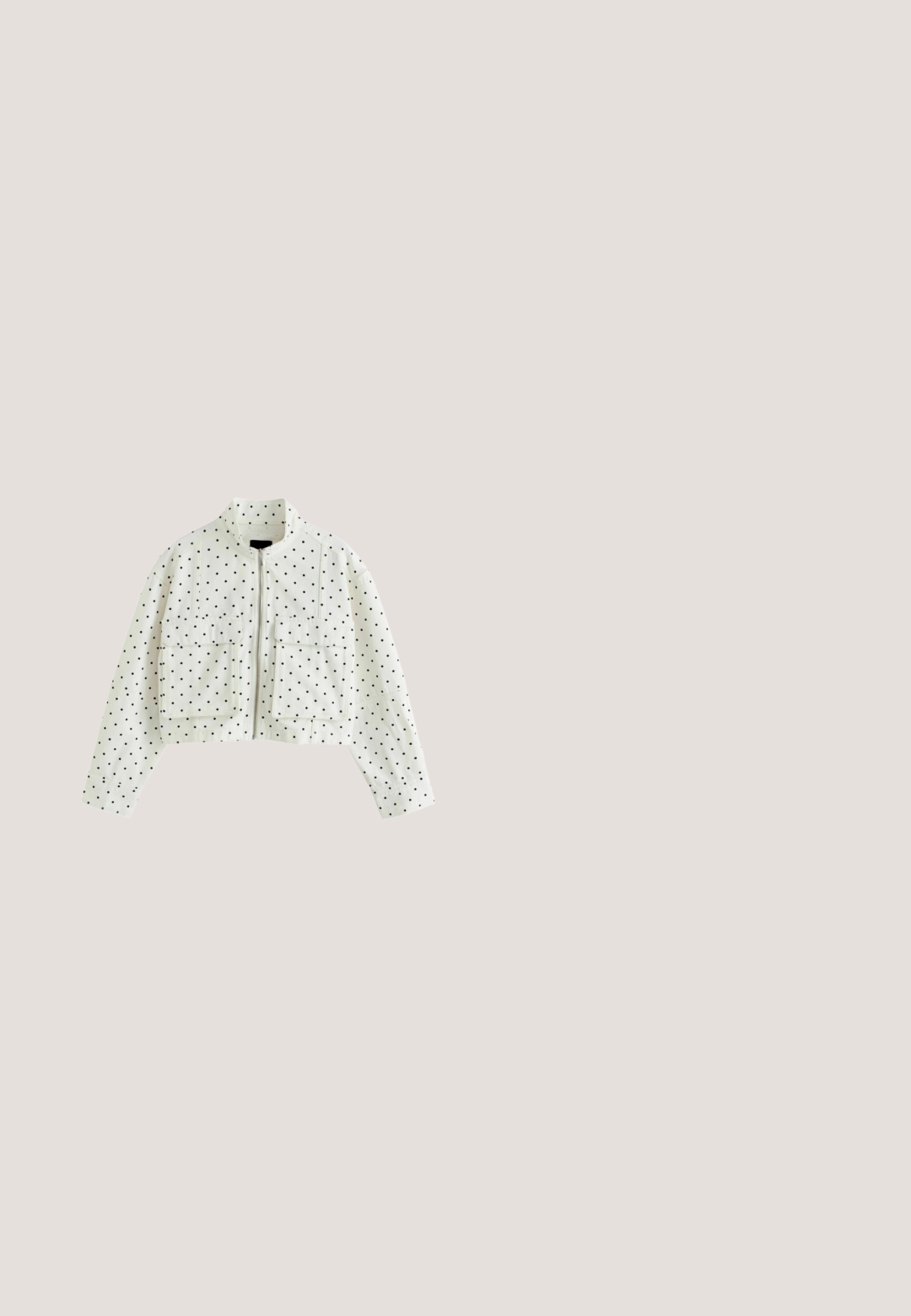 Veste courte blanche à pois noirs, fermeture éclair sur le devant, deux grandes poches avant et manches longues sur fond blanc.; Tissu en denim bleu clair avec une texture subtile et un motif de tissage visible, montrant de légères variations de couleur et de douceur.; Escarpin slingback blanc à bout pointu, talon bas kitten et nœud décoratif sur le devant.; Lunettes de soleil carrées écaille de tortue avec des verres à dégradé foncé et un détail fin doré sur les branches, présentées sur fond blanc.; Petit sac à main tissé blanc avec poignée courte, pompon à franges et bandoulière chaîne dorée sur fond blanc.; Bracelet en or avec des segments incurvés en forme de spirale liés entre eux et un fermoir rond sur fond blanc.