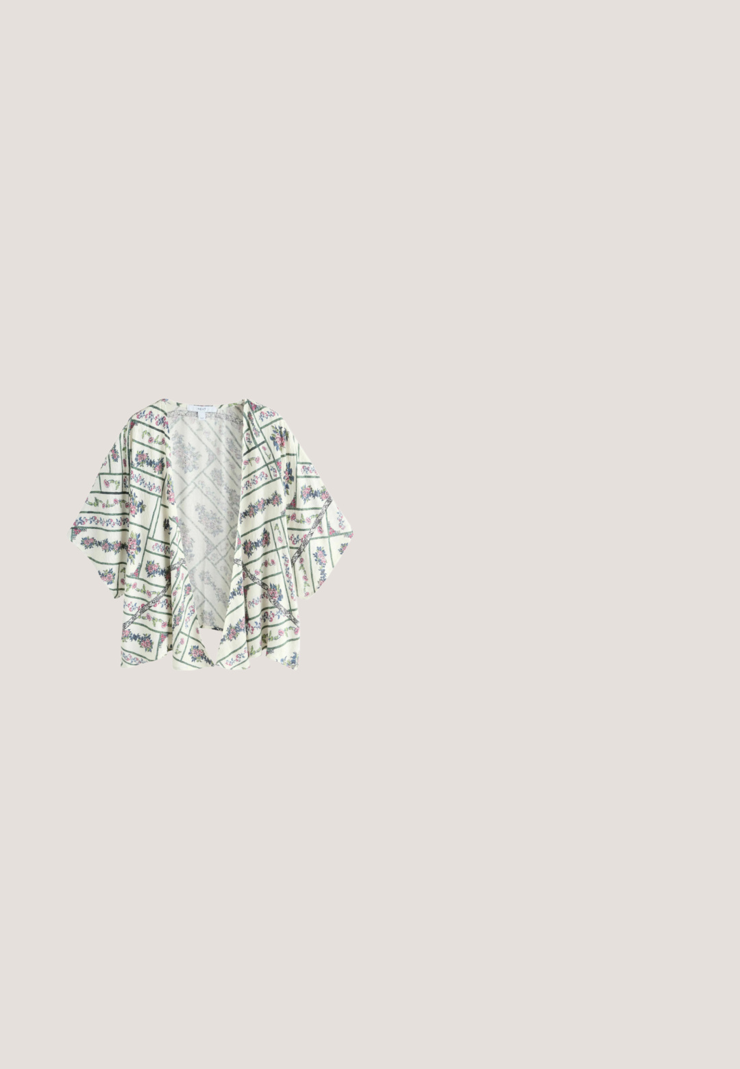 Løs kimono-stil jakke med korte ærmer og åben front, cremefarvet bund og grønt ternet mønster dekoreret med små pink og blå blomsterdesigns.; Lyserød camisole med blonderdetaljer, justerbare stropper, en knaplukning foran og en samlede design for en løs pasform.; Hvide knælange shorts med sorte polkaprikker, omkranset af små prikker og sorte striber i et geometrisk mønster.; Next FOREVER COMFORT TULIP MARYJANES  - Ballerinasko m/ rem - black; Sorte solbriller med kvadratisk ramme, gradient mørke linser og slanke arme, med Ferragamo-logo på stangen.; Grå stofhåndtaske med bambushanke, broderede hjerter og frynset tekst "SUMMER VIBES" på forsiden samt en aftagelig skulderrem.