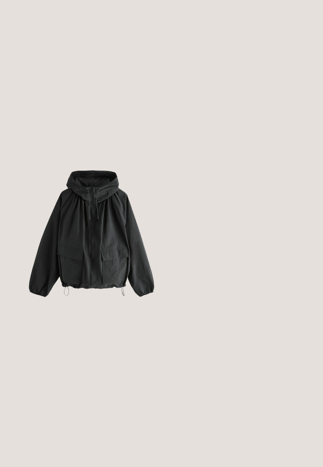 Sort hættejakke med lynlås foran, justerbare snore i hætten og forneden, elastiske manchetter og to forlommer med klap.; Sort cropped sweatshirt med høj krave og kvart lynlås. Har lange ærmer og et logo på brystet. Glat stofstruktur.; Sorte cargobukser lavet af letvægtsstof, med flere sidelommer, justerbar snøre i taljen og tilspidsede manchetter.; Sorte taktiske støvler med en glat læderoverflade, mesh-paneler, forstærket tåspids og robust sål. Har snørebåndsdesign og polstret krave.; Sort crossbody taske lavet af slidstærkt stof, med en polstret, åndbar rem, lynlåslommer og en logomærkat foran.; Sort vævet stofbælte med metalspænde. Glat overflade og justerbar længde; har et stilrent design og minimalistiske detaljer.