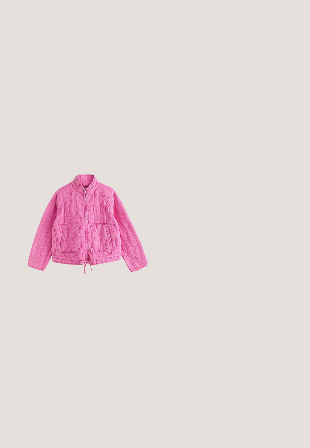 Roze doorgestikte jas met volledige rits aan de voorkant, twee grote vierkante zakken, een trekkoord aan de zoom en een hoge kraag.; T-shirt met korte mouwen en losse pasvorm in lichtroze stof. Ronde halslijn, zachte textuur en gebogen zoom. Geen zichtbare patronen of versieringen.; mbyM MARLIE - A-lijn rok - black; Roze suède sneakers met witte strepen, rubberen gumzool, gestructureerde bovenkant en logo op de tong. Klassiek low-top ontwerp.; Gewatteerde lichtroze laptoptas met dubbele handvatten en verstelbare schouderriem, met een klein schildembleem aan de voorkant.; Furla-armband in roségoud metaal, met een golvend ontwerp, een golvende, getextureerde oppervlak en gegraveerde merknaam.