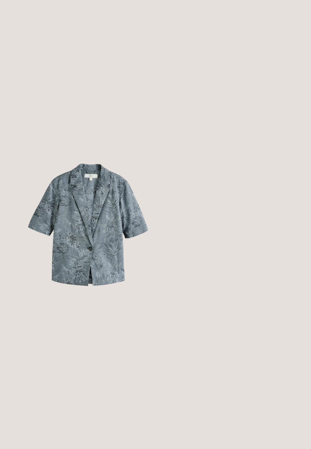 Blazer gris de lino de manga corta con estampado botánico de hojas negras, cuello en solapa, cierre con botón único y corte holgado.; Mono negro sin tirantes de pierna ancha con cintura fruncida y rayas verticales texturizadas.; Sandalia plana gris con plantilla texturizada y finas correas en forma de Y, mostrada de lado sobre un fondo claro y liso.; Gafas de sol rectangulares negras con montura gruesa y lentes tintadas oscuras, con un pequeño emblema circular dorado en la patilla.; Bolsa tote de tela suave con rayas verticales negras y beige, asas de cuero negro y cierres de cordón en ambos lados.; Pulsera de cordón negro con un charm en forma de estrella dorada y un acento de etiqueta redonda dorada. Diseño simple, textura ligera y ajuste ajustable.
