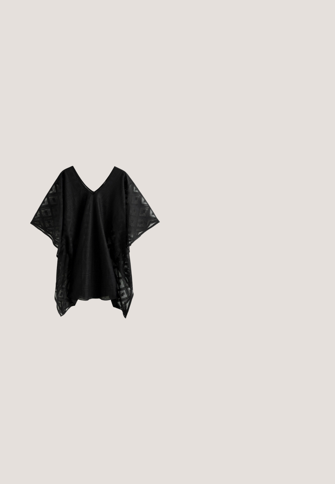 Schwarzer transparenter Kaftan mit weiten Ärmeln, V-Ausschnitt und geometrischen quadratischen Mustern auf dem gesamten Stoff.; Schwarzer ärmelloser Jumpsuit mit dünnen Trägern, weiten Hosenbeinen und einer vorderen Bindung mit Holzperlen-Akzenten.; Melissa QUANTUM THONG X DIESEL - Zehentrenner - black; Schwarze rechteckige Sonnenbrille mit verlaufenden Gläsern, matte Oberfläche und ausgeprägten Kanten. Mit "vogue"-Logo am Bügel.; Braune gewebte Tragetasche mit breiten schwarzen Stoffgriffen, geprägt mit dem Markennamen, offenem Gewebemuster und rechteckiger Form.; Goldfarbener Metallarmreif mit eingeprägten roten Rosen und grünen Ranken. Glatte Textur mit einem schlichten, offenen Design.