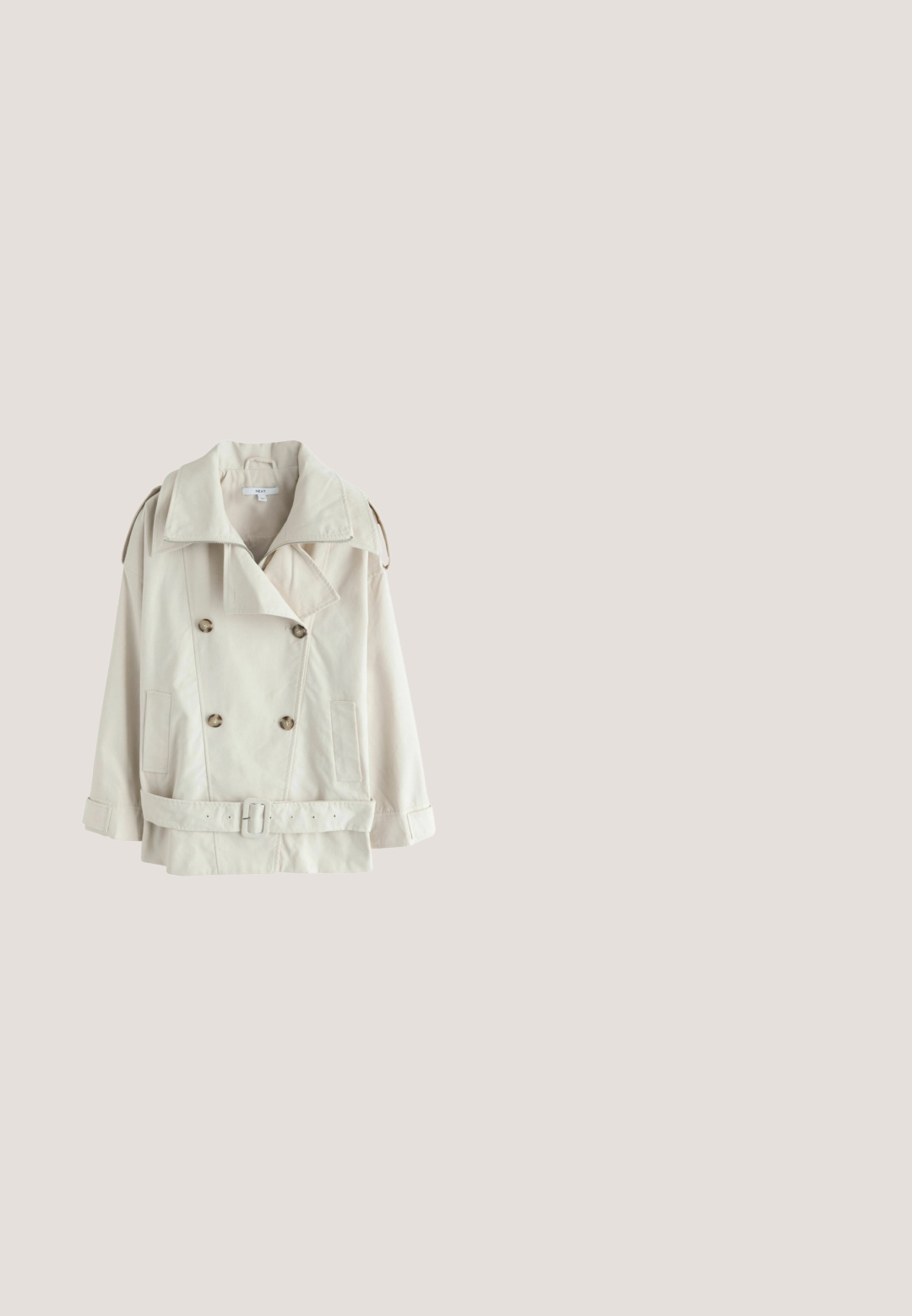 Lyse beige dobbeltbrystet trenchcoat med bred krave, knappede skulderstropper, bælte i taljen og to forlommer.; Ærmeløs mørkeblå jumpsuit med dyb V-hals, brede ben og justerbare sideremme i taljen, lavet af blødt stof.; Sorte ruskind ballet flats med rund tå, prydet med en dekorativ sløjfe på forsiden og flad sål. Glat tekstur og klassisk form.; Kattøjne solbriller med en sort og skildpadde-mønstret stel, gradient brune linser, guldfarvede metal detaljer på stængerne og 'vogue' logo detalje.; Blød stoftaske med lodrette sorte og beige striber, sorte læderhåndtag og snørelukninger på begge sider.; Guldarmbånd med kæde, der har fem jævnt fordelte klare stenaccenter, med en lås til hummer og justerbar længde. Teksturerede led tilføjer interesse.