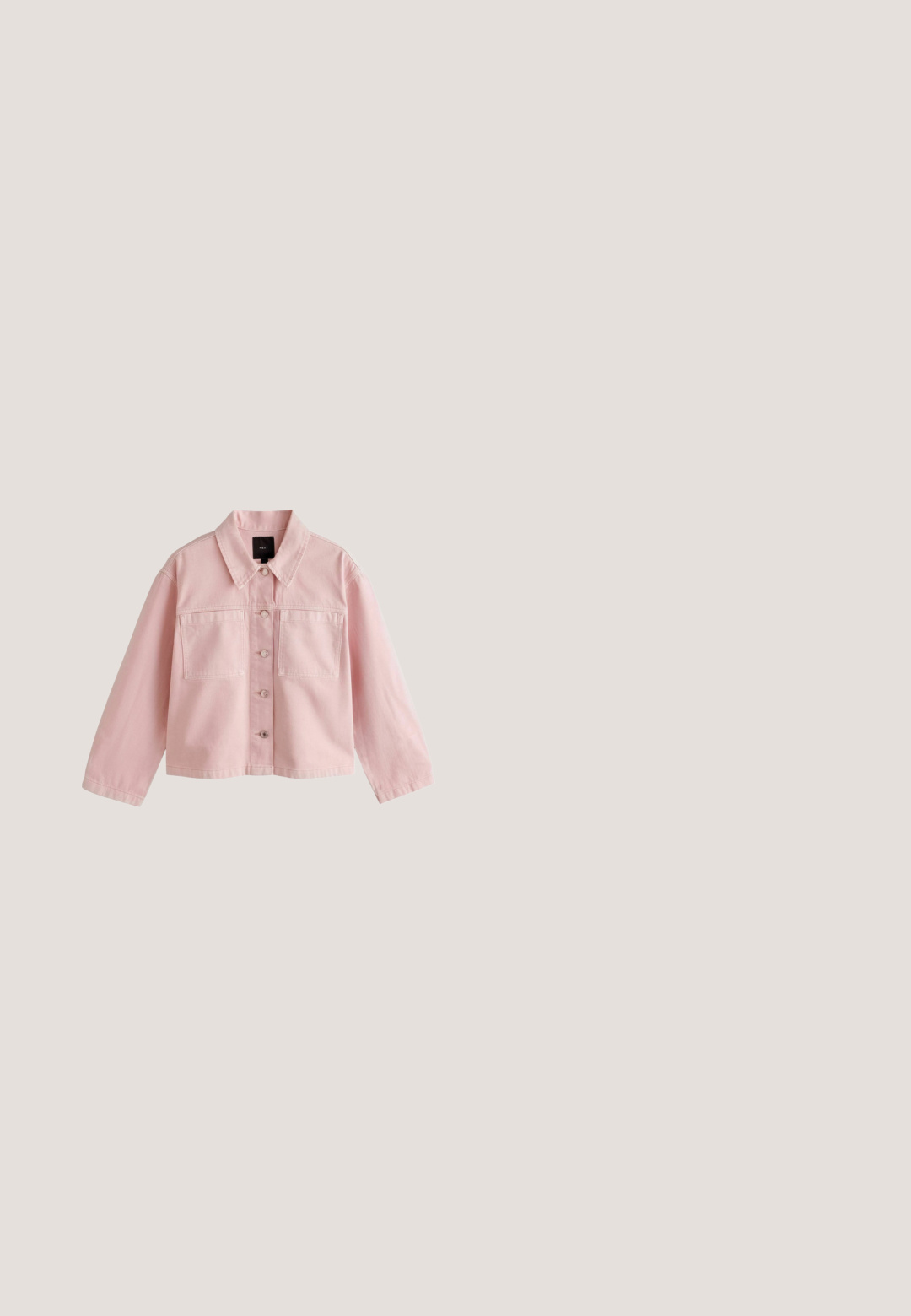 Chaqueta rosa claro con botones, mangas largas, dos bolsillos en el pecho y cuello puntiagudo, mostrada sobre un fondo blanco.; Tejido de algodón con textura arrugada que presenta rayas diagonales en rojo, rosa, verde, blanco y naranja, mostrando un patrón vibrante.; Sandalia beige tipo slip-on con parte superior texturizada, correas ajustables con hebilla y una suela gruesa y acolchada. Diseño liviano adecuado para uso casual.; Gafas de sol con montura plateada, lentes cuadrados degradados en púrpura y rosa, y patillas con punta rosa, exhibidas sobre un fondo blanco.; Bolso de cuentas rosa con un diseño estructurado, cuentas redondas, una correa reforzada y una superficie texturizada. Ideal para uso casual.; Pulsera de cadena de oro con un eslabón ovalado central, mitad rosa y mitad dorado, con un seguro cierre de langosta y una extensión de cadena ajustable.