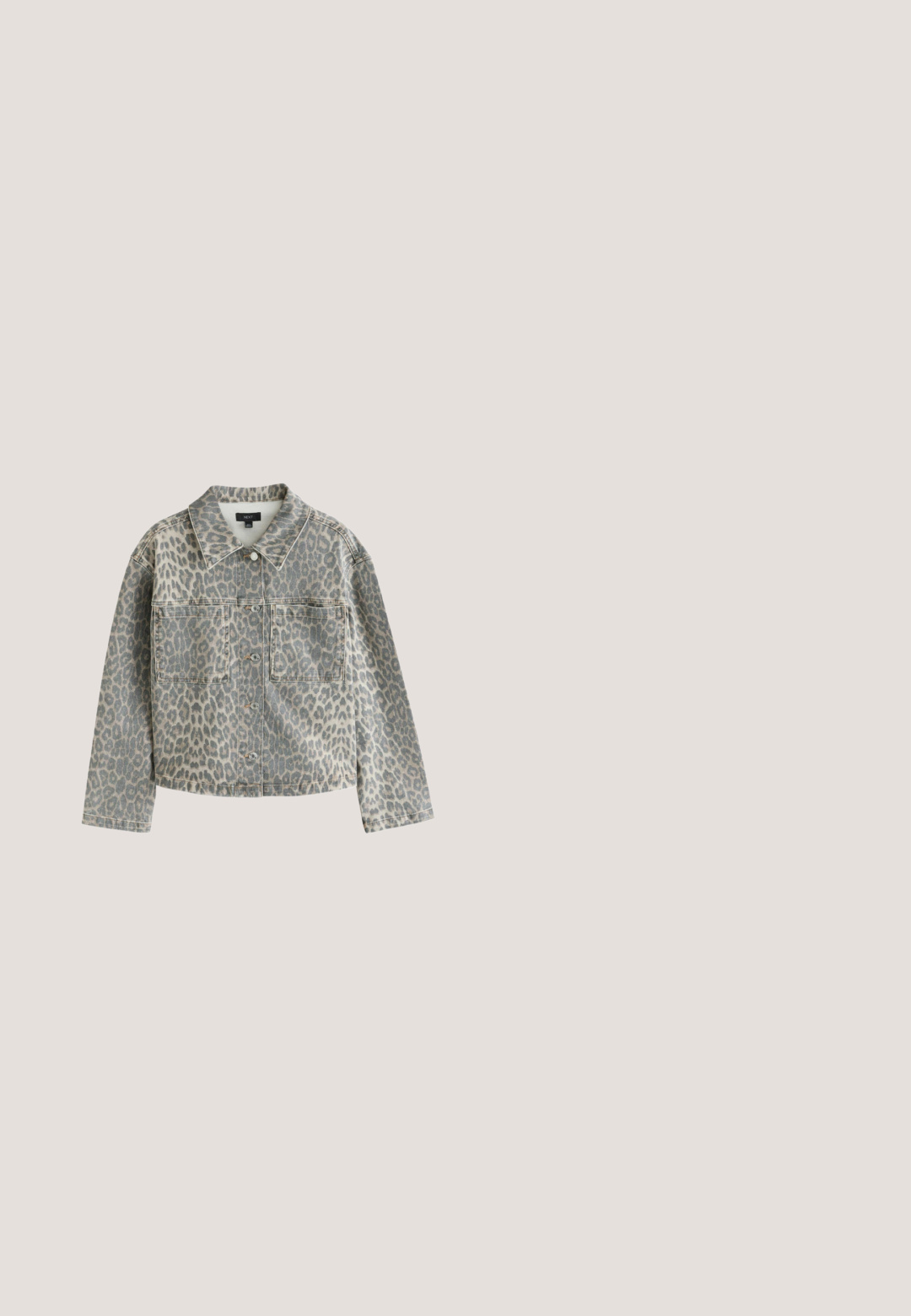 Spijkerjack met luipaardprint, lange mouwen, knopen aan de voorkant, twee borstzakken en een klassieke kraag in grijs en beige tinten.; Beige stof met een gestructureerd ontwerp met groene pailletten die in een patroon zijn gerangschikt rond een bedrukt beeld van een eend op een gedempte achtergrond.; Blauwe denim knielange shorts met een omgeslagen zoom, vijf zakken en een metalen knoopsluiting. Stof heeft een licht vervaagde uitstraling.; Lichtgrijze suède enkellaarsjes met een zigzagpatroon, een spitse neus en een gestapelde hak. Zijrits voor gemakkelijke toegang.; Bruine cat-eye zonnebril met donkerbruine glazen en een klein gouden vierkant detail op de pootjes, afgebeeld op een witte achtergrond.; Beige suède schoudertas met afgeronde vorm, versierd met verspreide zilveren oogjes en een enkele brede band.