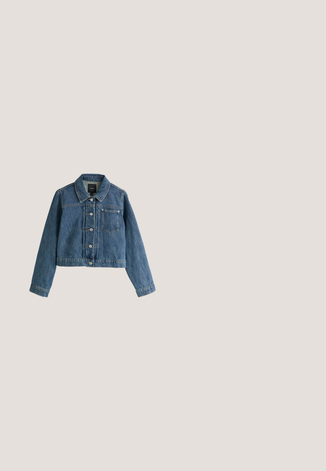 Veste en denim bleu avec manches longues, boutons sur le devant, une poche poitrine et un col standard, présentée sur fond blanc.; T-shirt blanc en coton à manches courtes avec col rond, coupe ample, devant uni avec étiquette de col visible sur fond uni.; Jean en denim bleu clair avec une coupe droite décontractée, cinq poches et une taille avec passants de ceinture. Fini usé avec un léger dégradé.; Bottine en cuir marron avec des panneaux élastiques sur les côtés, bout rond et semelle en caoutchouc noir texturé. Comprend des coutures contrastées et une languette.; Sac bandoulière en cuir marron avec fermoir argenté et sangle ajustable sur un fond clair uni.; Ceinture en cuir brun foncé avec boucle ronde en argent et trois trous de réglage sur fond blanc.