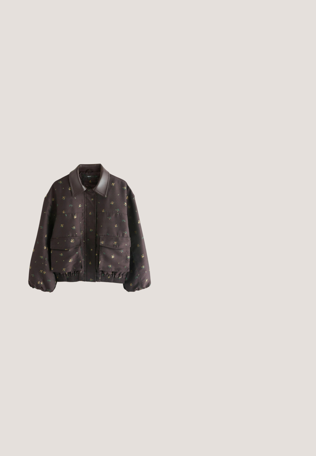 Dunkelbraune Jacke mit kleinem gelb-grünem Blumenmuster, Lederkragen, zwei Vordertaschen sowie elastischem Saum und Bündchen.; Bordeauxroter Strickpullover mit einem runden Ausschnitt, der eine strukturierte Oberfläche, zwei weiße Knöpfe und ein Markenetikett am Kragen aufweist.; Bordeauxrotes Baumwoll-T-Shirt mit zwei rosa Herzmotiven, jeweils mit blauen und roten Kleidungsdesigns. Rundhalsausschnitt und kurze Ärmel.; Dunkelblaue Denim-Jeans mit kontrastierendem orangefarbenem Nähen, ausgestattet mit zwei metallischen Knöpfen und einem klassischen Fünf-Taschen-Design.; Burgunderfarbene Wildleder-Sneaker mit weißen Akzenten, runder Zehenpartie, Schnürdesign, strukturiertem Obermaterial und hellbrauner Gummisohle.; Dunkelviolette Netz-Einkaufstasche mit zwei langen Griffen und Außentasche, aufrecht stehend vor weißem Hintergrund.