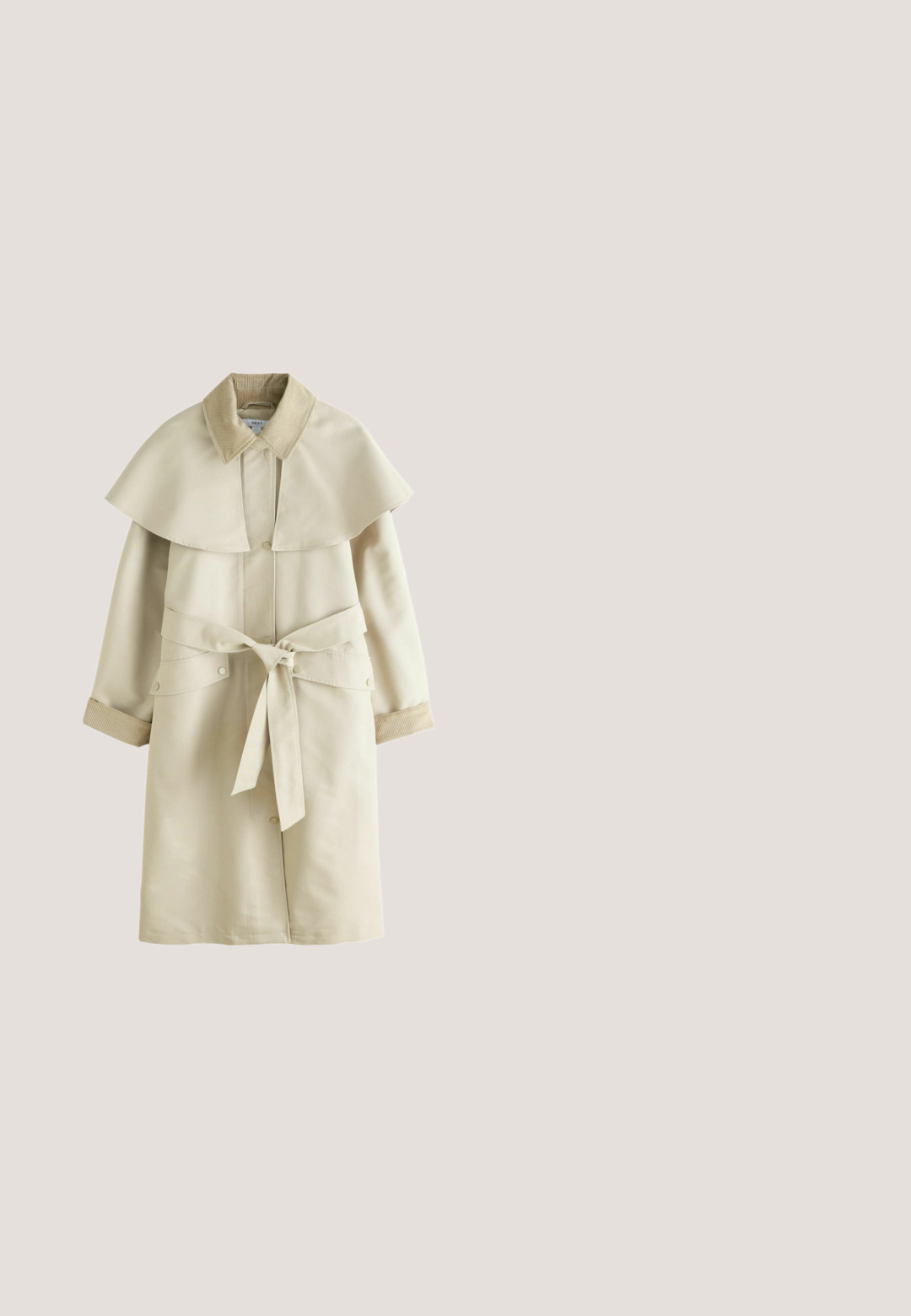 Beige trenchcoat met een brede kapmantel-kraag, corduroy kraag en manchetten, knoopsluiting, klepzakken en een ceintuur om in de taille te strikken.; Crème gebreide trui met een losse pasvorm, korte mouwen, geribbelde zoom en een textuurpatroon, gemaakt van zacht, comfortabel materiaal.; Textielstof in off-white met een subtiele geweven structuur, met zachte plooien en vage spikkels. Glad, zacht oppervlak.; Bruine suède instapplatte schoen met afgeronde neus en gestikte zool, zijaanzicht op witte achtergrond.; Zonnebril met een chunky schildpadprint montuur en bruine lenzen, met een hexagonale vorm en slanke armen met subtiele merkaanduiding.; Eenvoudige beige canvas tas met twee schouderriemen, rechthoekige vorm en zichtbare stiksels op een witte achtergrond.