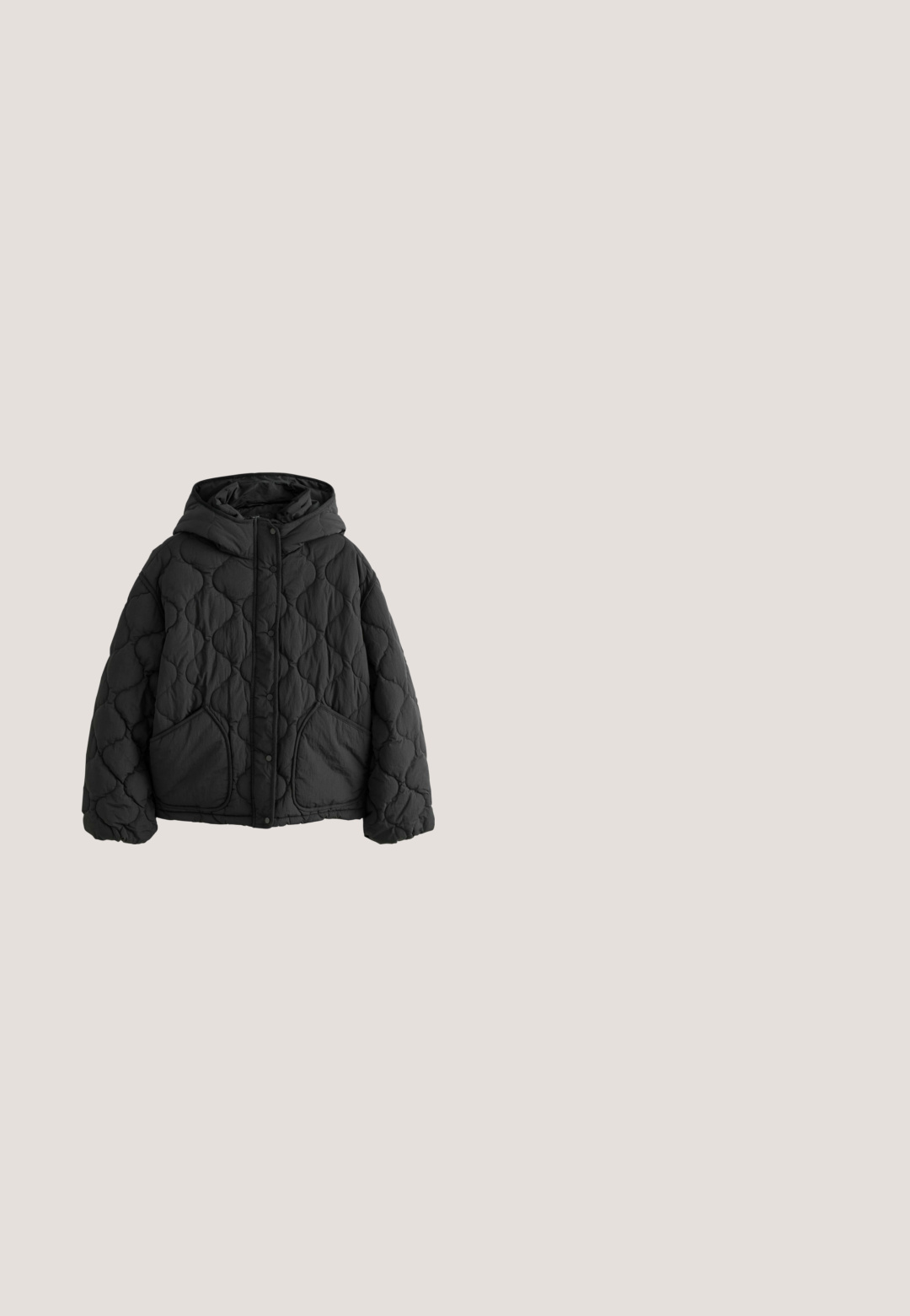 Veste matelassée noire avec capuche, fermeture à boutons-pression devant, deux poches avant et manches longues.; Cardigan noir à manches longues boutonné avec col rond et deux poches avant, en tissu tricoté fin.; T-shirt à manches courtes rayé noir et blanc en coton. Il présente un col rond et une coupe confortable avec des rayures régulières.; Tissu noir côtelé avec une surface texturée, mettant en valeur des plis et des courbes subtiles. Le matériau semble léger et flexible.; Baskets noires avec un mélange de cuir texturé et de daim, présentant un design étroit, une semelle en caoutchouc et un détail de talon blanc contrastant.; Sac à main en cuir noir en forme de croissant avec bandoulière réglable et détails dorés sur la fermeture éclair et la boucle, sur fond blanc.