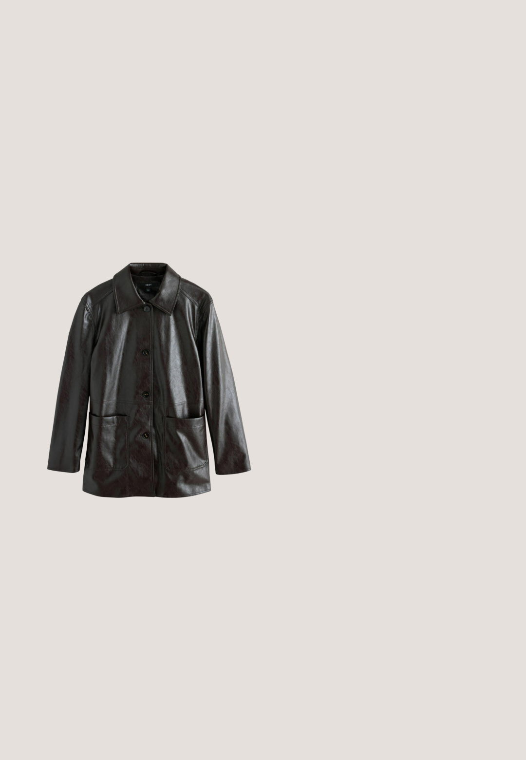 Zwarte namaakleren jas met knopen, lange mouwen, brede kraag en twee opgestikte voorzakken.; Bruine haltertop met V-hals, versierd met kleine zwarte en witte pailletten in een verspreid bloemmotief.; Donkerblauwe denimshorts met lichtblauwe binnenvoering, voorzien van voorzakken, twee knopen, en contrasterende stiksels op de tailleband.; Bruine suède westernlaars tot kniehoogte met een puntige neus, lage gestapelde hak en treklus bovenaan.; Rechthoekige bril met schildpadmotief, dunne monturen en heldere glazen, rustend op een lichte ondergrond.; Donkerbruine leren handtas met dubbele handvatten, voorvak met ritssluiting, decoratieve gespen en zijknopen op een witte achtergrond.
