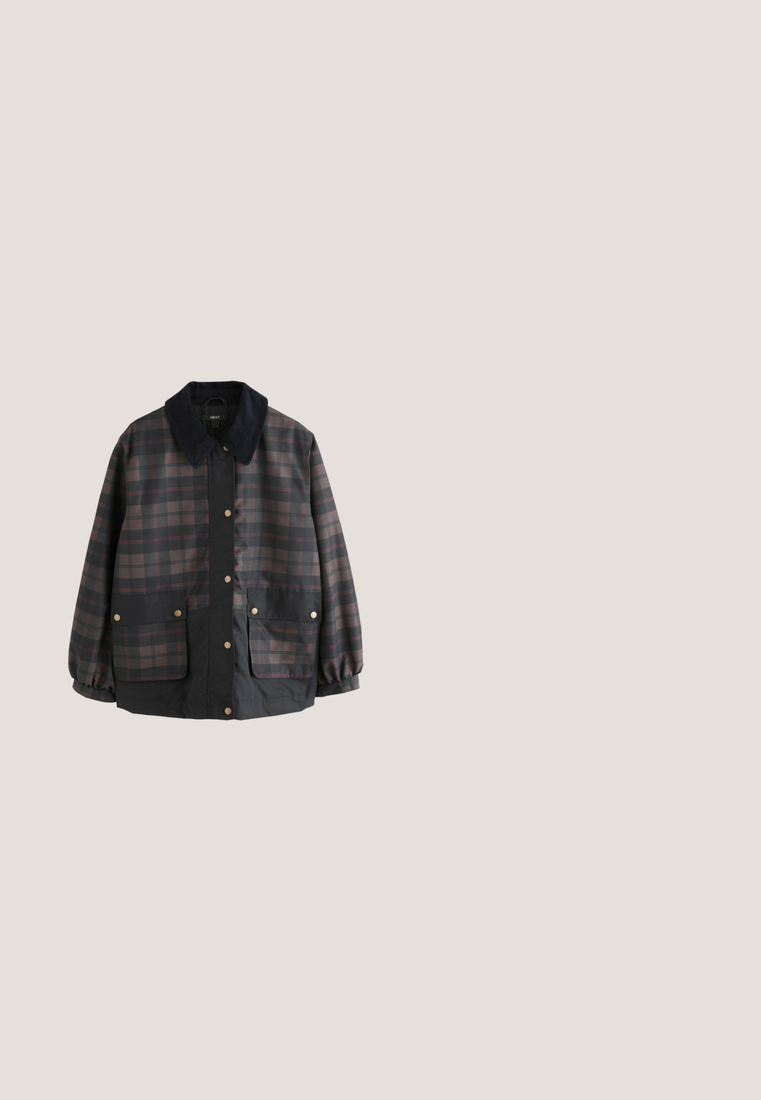 Veste à carreaux foncée avec col en velours côtelé noir, fermeture boutonnée sur le devant, poignets élastiques et deux grandes poches à rabat avec boutons-pression à l'avant.; Cardigan noir avec un col rond, des manches longues et une fermeture à boutons sur le devant. Fabriqué en tissu doux avec des poignets et un ourlet côtelés subtils.; T-shirt Levi's rouge à col rond avec étiquette de marque à l'intérieur du col et petit logo brodé sur la poitrine, taille small.; Jean en denim bleu foncé à jambes larges avec fermeture avant par bouton et glissière, passants de ceinture et design cinq poches, posé à plat sur fond gris.; Baskets basses bordeaux avec panneaux en suède et cuir, semelle en gomme marron et marquage latéral sur fond clair uni.; Sac à main rectangulaire marron avec bordure blanche, poignées supérieures, bandoulière ajustable, poche avant zippée et logo Superdry & Co.
