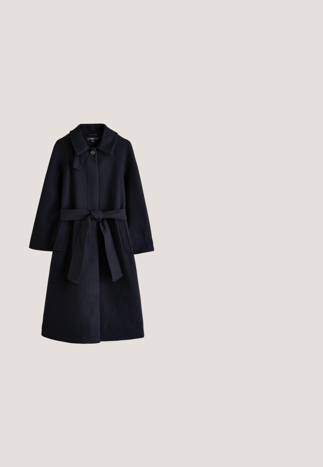 Long manteau en laine bleu marine foncé avec col large, un bouton près du cou et ceinture assortie en tissu nouée à la taille.; Pull en tricot avec un motif argyle beige et marine, accompagné d'une chemise coll classique à rayures blanches en dessous et d'un matériau texturé et doux.; Chemise à manches longues bleu marine avec col boutonné, boutons dorés, tissu lisse et coupe décontractée. Design classique avec fentes latérales.; Pantalon en jean bleu foncé à taille haute, fermeture à double bouton, coutures contrastées et légère évasée au bas de l'ourlet.; Mocassin homme en cuir noir avec détail pompon sur le dessus et petit talon, vu de côté gauche sur fond blanc.; Sac à main en cuir bleu foncé avec poignées arrondies et forme trapézoïdale structurée sur fond blanc.