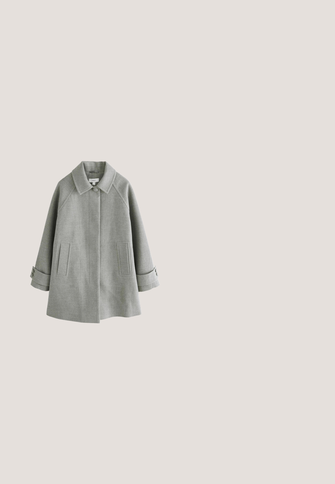 Abrigo de lana gris claro con cuello ancho, cierre frontal con botones ocultos, bolsillos laterales y puños abotonados en las mangas largas.; Jersey de punto gris con escote en V, mangas largas, puños y bajo de canalé. Textura suave, corte relajado y sin patrones ni gráficos visibles.; Top gris de manga larga hecho de un material suave, con un escote relajado y detalle fruncido en el lateral para mayor textura y forma.; Pantalones de pierna ancha grises con un acabado texturizado, que cuentan con dos bolsillos frontales, cierres de botón y un ajuste holgado.; Un mocasín individual de ante gris con detalles cosidos y suela negra, mostrado de lado sobre un fondo blanco.; Bolso tote de cuero gris claro con dos asas largas y detalles metálicos dorados en las correas.