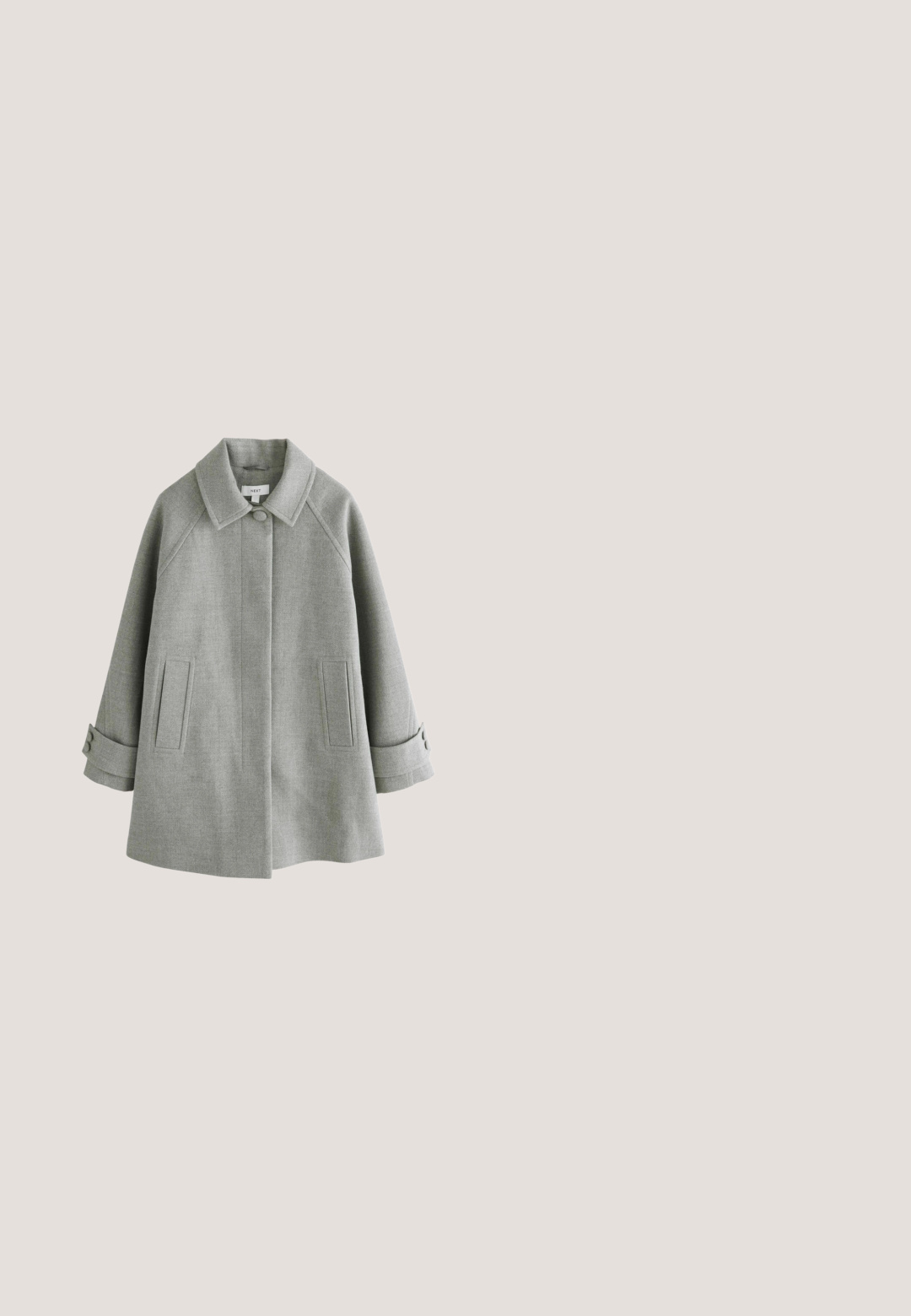 Lysegrå frakke i uldblanding med bred krave, skjulte frontknapper, to forlommer og knapmanchetter på lange ærmer.; Grå cropped pullover med høj krave og sølvfarvet lynlås, med brede ærmer og blødt, tekstureret strikmateriale.; Grå langærmet top lavet af blødt materiale, med en afslappet halsudskæring og en rynket detalje i siden for ekstra tekstur og form.; Grå stof med en blød, tekstureret overflade, der har en blanding af fine fibre og et diskret ribbet mønster, foldet og krøllet.; Grå ruskinds ankelstøvle med en rund tå, lodrette sømdetaljer og en flad gummisål. Har et enkelt, uudsmykket design.; Stor mørkegrå ruskind skuldertaske med en enkelt strop og blød, slap struktur, vist på en hvid baggrund.