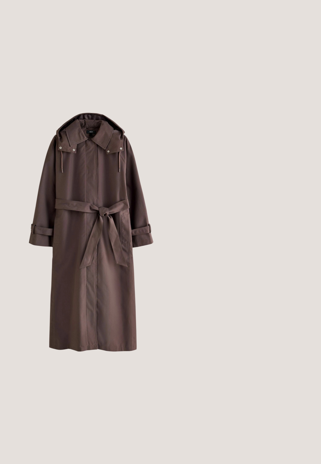 Long trench-coat marron avec une ceinture nouée à la taille, une capuche avec des cordons de serrage et des sangles aux poignets des manches longues.; Pull blanc en laine moelleuse avec un col rond, des manches longues et une coupe décontractée. Fabriqué à partir d'un tissu doux et texturé, il présente des poignets et un ourlet côtelés.; T-shirt à col rond à manches courtes de couleur mauve neutre, fabriqué en coton doux avec une texture lisse et un ourlet droit. Étiquette de la marque Next incluse.; Tissu de sweatshirt brun foncé avec taille côtelée, présentant une texture lisse et un léger éclat. Inclut un détail de cordon à la taille.; Gooce MINDIKI  - Bottes de neige - dark brown; Grand sac à épaule en daim marron avec deux longues sangles et des côtés larges et anguleux, conçu pour être porté à la main ou à l'épaule.