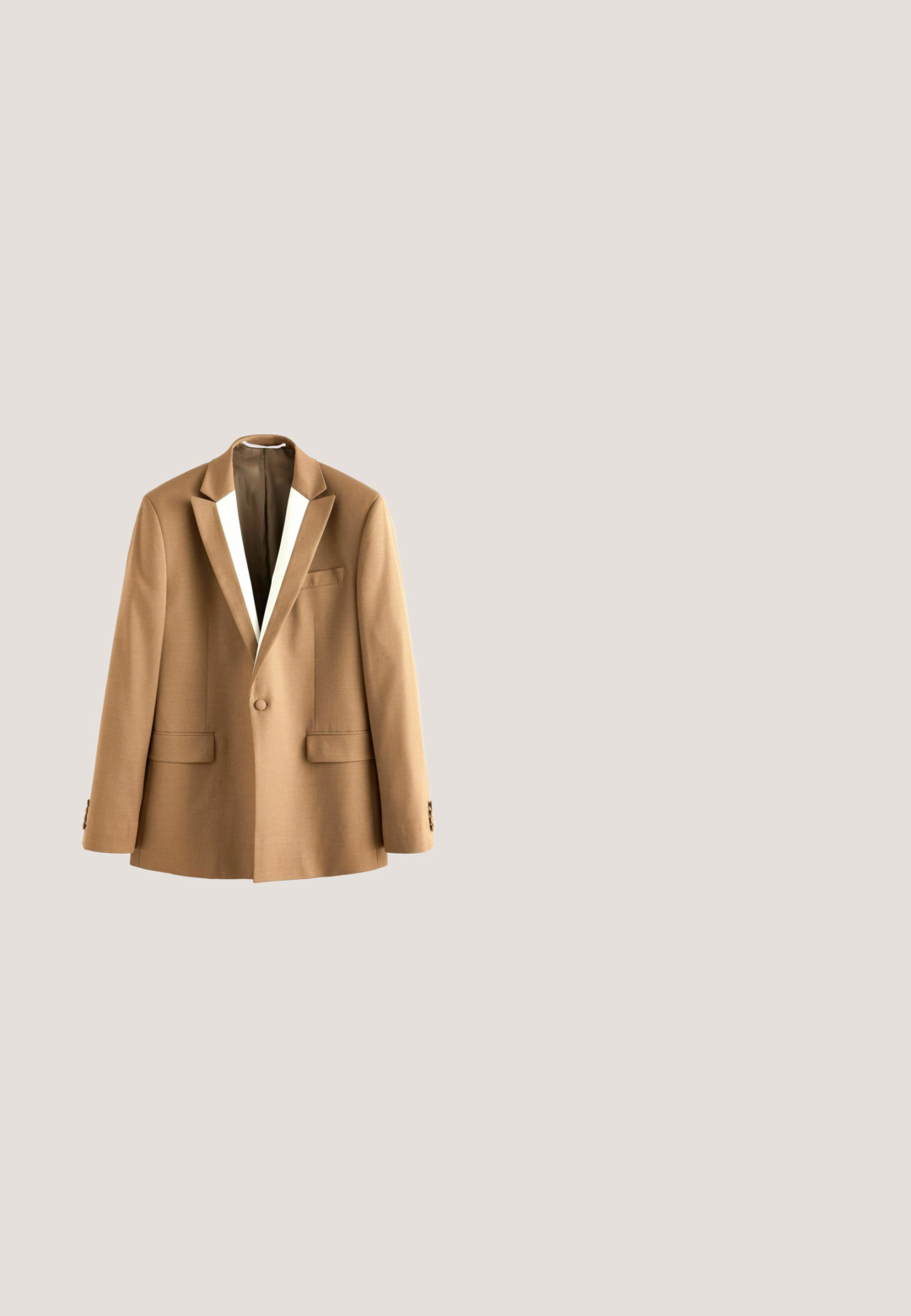 Blazer marron avec une doublure intérieure blanche contrastante, fermeture à un bouton, deux poches avant et revers crantés. Texture de tissu lisse.; Pull à col rond beige à manches longues avec des poignets et un ourlet en côte, présenté sur fond blanc uni.; Pantalons habillés beiges en tissu lisse. Comprend un devant plat, deux poches latérales et une fermeture à bouton avec une braguette zippée.; Mocassins en cuir marron avec détails de couture, texture lisse et bout arrondi. Placés sur une surface métallique brillante.; Sac messager en cuir d'un profond bordeaux. Comprend une poignée supérieure, une bandoulière amovible, un rabat avant avec double boucles et une texture lisse.; Ceinture en cuir marron avec une boucle métallique argentée, une texture lisse et un design simple sans motifs ni ornements visibles.