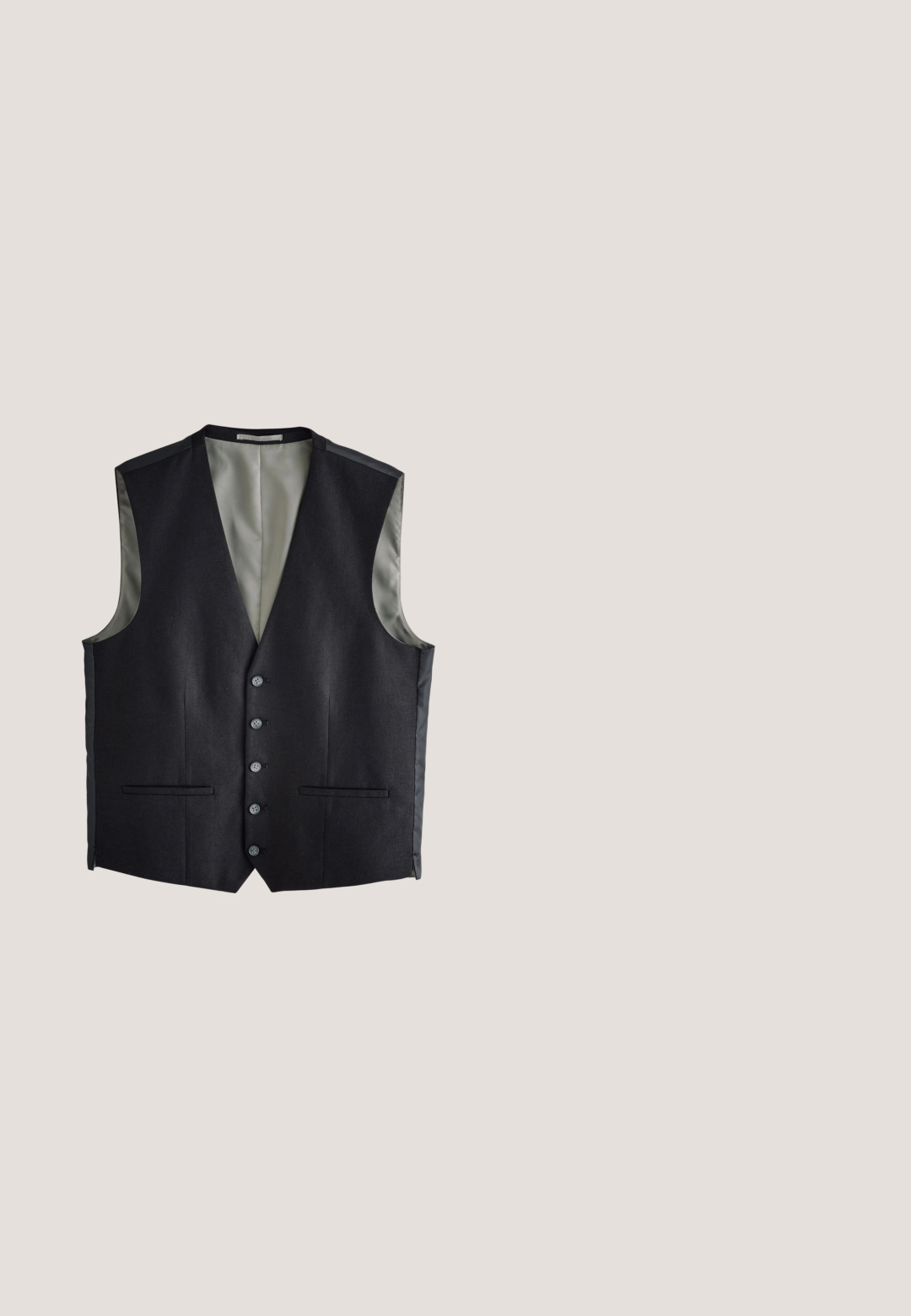 Sort vest med tekstureret yderside, satinfor, lukning med fem knapper og to forlommer med glatte detaljer.; Sort langærmet sweatshirt lavet af blødt bomuld. Har rund hals, ribstrikkede manchetter og en løs pasform med minimalistisk design.; Sorte brede jeans i denimstof, der har en frontal knaplukning, bæltesløjfer og lommer. Glat tekstur, minimalistisk design.; Sort læder loafersko med tykk rillede såler og penny-rem, vist i sideprofil på hvid baggrund.; Sort runde solbriller med tykke stel og mørkt tonede glas, vist mod en hvid baggrund.; Sort rektangulær læder toilettaske med forreste lynlåslomme og sidelæder håndtag mod hvid baggrund.