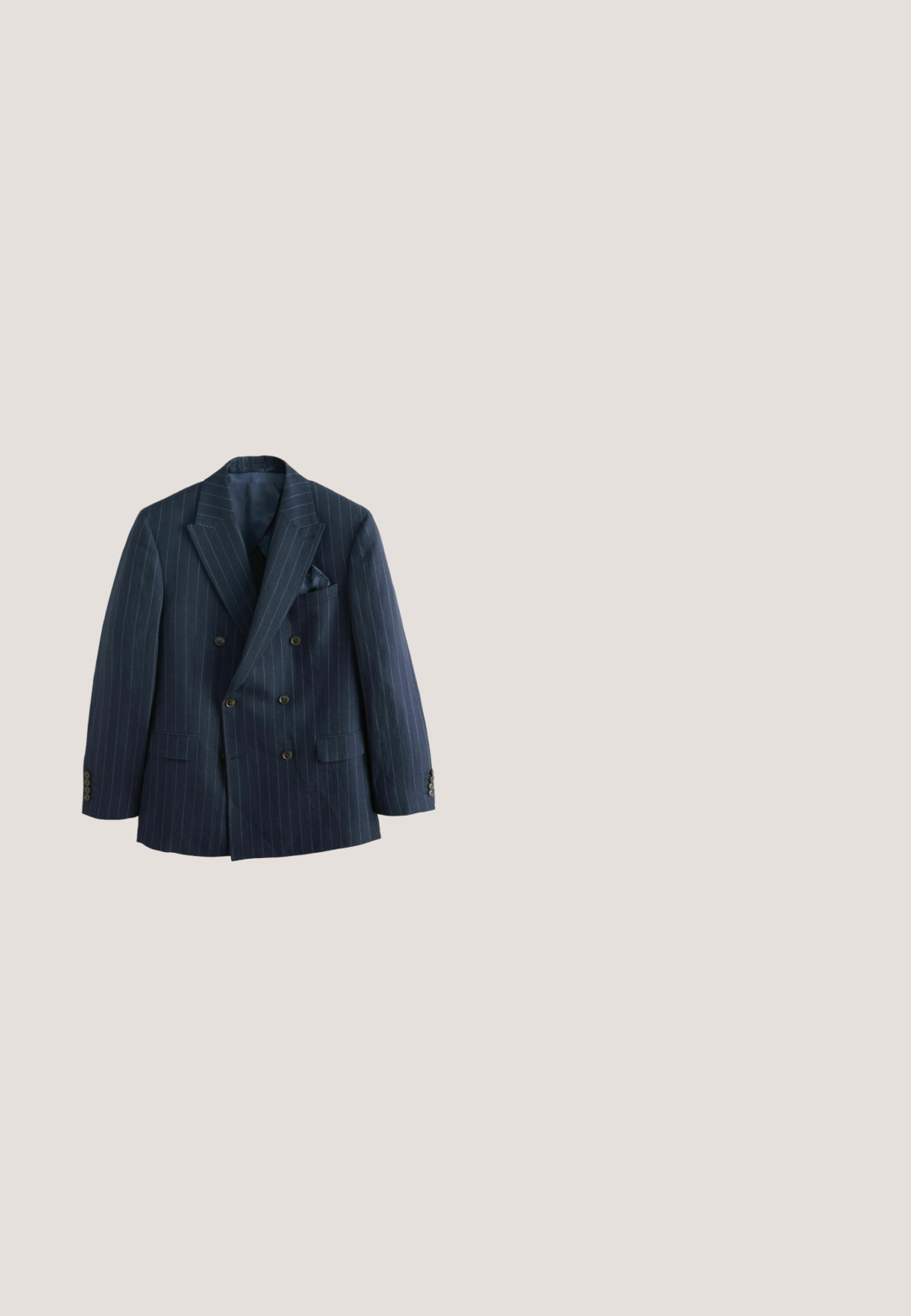Veste de costume croisée bleu marine à fines rayures avec revers en pointe, poches avant, détails de boutons et pochette assortie.; Chemise à manches longues bleu marine en coton avec col boutonné, arborant de petites touches de couleur et des détails de logo sur la poitrine.; Textile gris présentant un motif à carreaux subtil dans des tons plus clairs, avec une surface légèrement texturée et une apparence douce et tissée.; Mocassins en cuir noir avec un bout arrondi, des détails cousus, une large lanière sur le devant, et un talon bas et plat. Fini lisse.; Lunettes de soleil carrées en écaille de tortue avec des verres marron et le logo Gucci sur la branche, présentées sur un fond blanc uni.; Portefeuille en cuir noir texturé avec deux poignées et une bandoulière détachable, doté d'une fermeture éclair argentée et de ferrures métalliques.