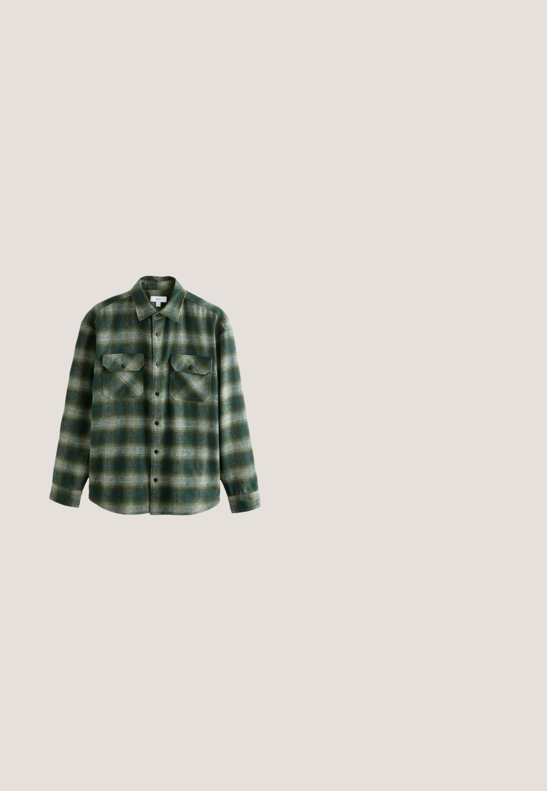 Flannel skjorte i mørkegrøn og grå plaid, med spids krave, sorte knapper og en enkelt frontlomme med klap.; Mørkegrå sweatshirt med rund hals, ribbede manchetter og kant. Har et lille broderet design i midten. Blødt, struktureret stof.; Oliven grøn kortærmet T-shirt med rund hals og et lille abstrakt broderet design på venstre bryst.; Lysegrå vidde jeans i denim med forlommer, bæltestropper og knaplukning, vist fladt på en hvid baggrund.; Hvid og beige sneaker med grønt New Balance-logo på siden og grøn hælkappe, hvide snørebånd og gummi sål i karamel farve.; Sort duffelbag lavet af slidstærkt stof, med to korte håndtag, en lang justerbar rem og et læderlogo. Lynlåslomme.