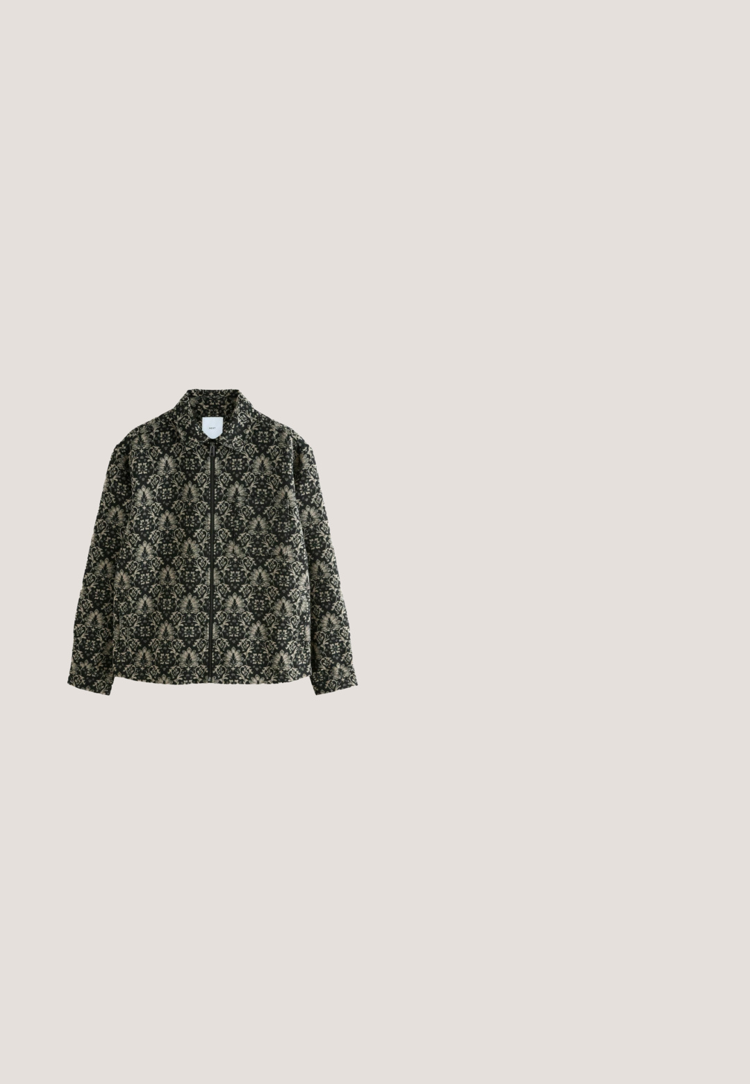 Schwarz-beige gemusteter Stoff mit floralem Design, der eine weiche Textur und filigrane Details aufweist. Das Material wirkt leicht fuzzy.; Schwarzer, gerippter Pullover mit langen Ärmeln, Rundhalsausschnitt und geradem Saum. Aus strukturiertem Material gefertigt, mit vertikalen Streifen.; Graues Baumwoll-Trägershirt mit rundem Ausschnitt, ärmellosem Design und kleinem rotem Levi's-Logo auf der linken Brustseite. Schlichte Textur.; Schwarze Hose aus glattem Stoff, mit geradem Bein, flachem Vorderteil und zwei seitlichen Taschen. Keine sichtbaren Muster oder Akzente.; Schwarzer Leder-Schnürschuh mit niedrigem Schnitt, dicker Sohle, Metallösen, dekorativen silbernen Charms an den Schnürsenkeln und strukturiertem Profil auf der Sohle.; MISAKO BRUNO - Kulturbeutel - black