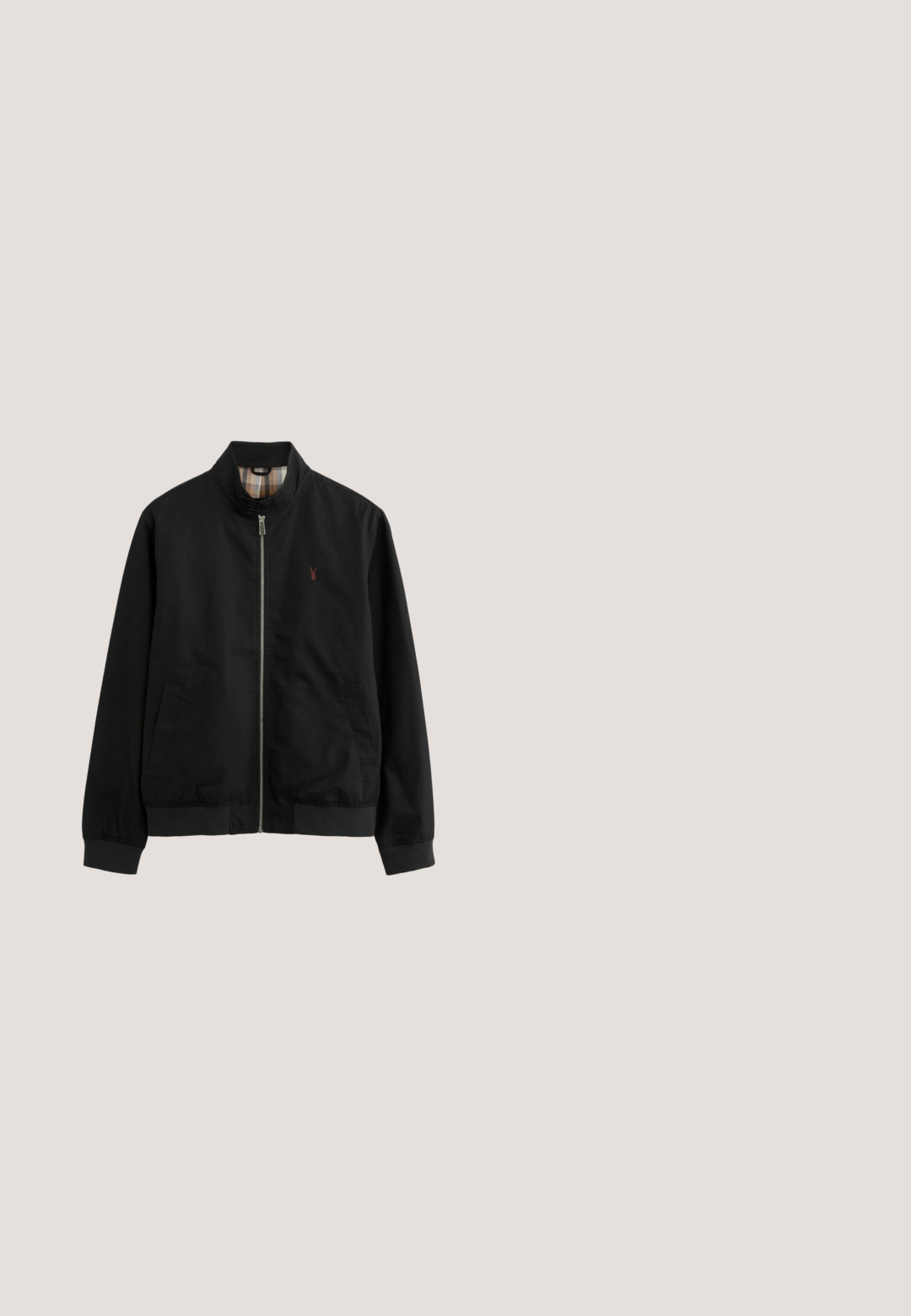 Schwarze Bomberjacke mit hohem Kragen, Reißverschluss, Fronttaschen, elastischen Bündchen und einem beigen Karofutter. Mit einem kleinen roten Logo.; Schwarzer V-Ausschnitt-Pullover aus weichem Material, mit langen Ärmeln, gerippten Bündchen und Saum. Einfaches Design ohne Muster oder Akzente.; Schwarzes Langarm-Polohemd mit einem kontrastierenden gestreiften Kragen und einem geknöpften Halsausschnitt. Hergestellt aus weichem Stoff mit einem dezenten Logo-Detail.; Schwarze Denim-Hosen mit geradem Schnitt, ausgestattet mit einem Standardbund, fünf Taschen und einem Knopfverschluss. Angenehme, glatte Textur.; Schwarze Chelsea-Stiefel aus Leder mit elastischen Seitenteilen, abgerundeter Spitze und strapazierfähigen Gummisohlen. Verfügen über Laschen zum einfachen Anziehen.; Schwarze Leder-Kosmetiktasche mit oberem Reißverschluss und vorderer Reißverschlusstasche, mit seitlichem Tragegriff.