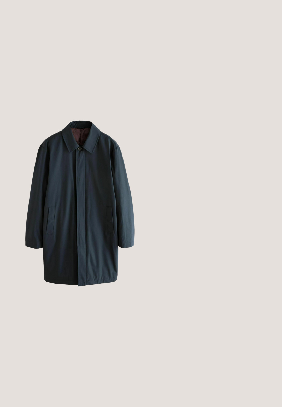 Mørkeblå frakke med lige snit, stor krave, enkelt knaplukning og to sidelommer. Glat, letvægtsstof, minimalistisk design.; Herre navyblå V-udskæring langærmet strikket sweater med ribstrikkede manchetter og kant, mærkelabel indeni kraven.; Marineblå kortærmet skjorte med knapper foran og ribbet krave samt manchetter, vist på hvid baggrund.; Mørkeblå denim jeans med slim fit, der har fem lommer, gyldent syninger og en let slidtageret front for et afslappet look.; Marineblå ruskind herre chukka-sko med hvid gummisål og snørelukning med to huller, set fra siden på hvid baggrund.; Sort Coach New York tote-taske med to håndtag, trykt hvidt logo på forsiden og en sort hængende tag på en hvid baggrund.
