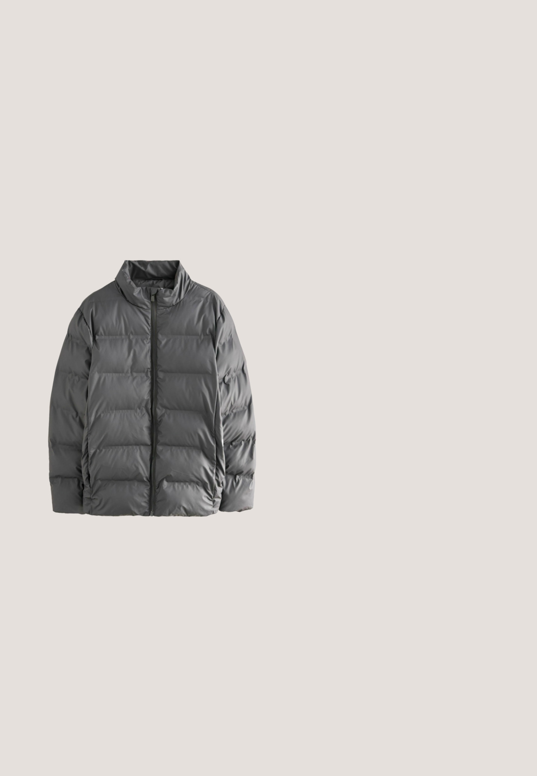 Doudoune grise avec col montant, dotée d'une fermeture éclair sur toute la longueur et de sections matelassées pour l'isolation. Texture de tissu lisse et brillante.; Pull gris avec col zippé mi-haut. Fabriqué dans un matériau doux, il présente des manches longues et un ourlet et des poignets côtelés.; Chemise en tricot gris à manches longues avec col rond, patte de boutonnage à cinq boutons, texture côtelée et design ajusté. L'étiquette indique la taille M.; Pantalon de survêtement gris clair avec taille élastique et poches latérales, coupe droite, fabriqué en tissu doux.; Chaussons en tricot gris avec un bout arrondi, accents en suède noir et conception basse à la cheville. Motif texturé sur la surface supérieure, semelle en caoutchouc plate.; Sac de sport rectangulaire noir avec deux poignées, une bandoulière amovible et réglable, et une poche avant zippée sur fond blanc.