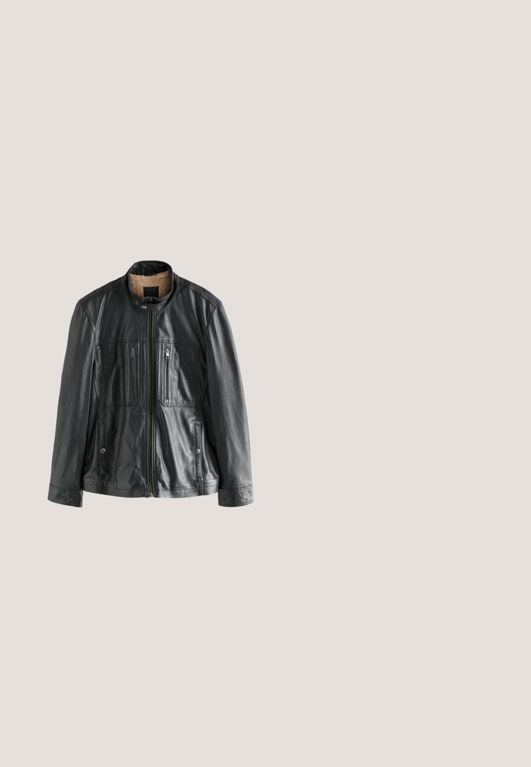 Schwarze Lederjacke mit Frontreißverschluss, zwei vertikalen Reißverschlusstaschen auf der Brust, Druckknopfkragen und beige Fleecefütterung, die innen am Kragen sichtbar ist.; Schwarzer, strukturierter Stoff mit einem gerippten Muster, der mehrere Falten und Wellen zeigt und ein mattes Finish sowie ein robustes Erscheinungsbild betont.; Schwarzes T-Shirt mit kurzen Ärmeln und Rundhalsausschnitt mit kleinem Etikett innen am Kragen.; Schwarze Denim-Jeans im Slim-Fit-Schnitt, mit fünf Taschen, dezentem Used-Look und Kontrastnähten. Ausgestattet mit klassischem Metallknopf und Reißverschluss.; Schwarze Leder-Stiefel bis Knöchel mit glatter Oberfläche, runder Zehenpartie, Schnürdesign und Gummisohle mit Traktionsmustern. Weiche Innensohle.; Schwarze Umhängetasche mit einer Klappe aus strukturiertem Leder, rechteckiger Form, verstellbarem Riemen, Reißverschluss und glattem Stoffabschluss.