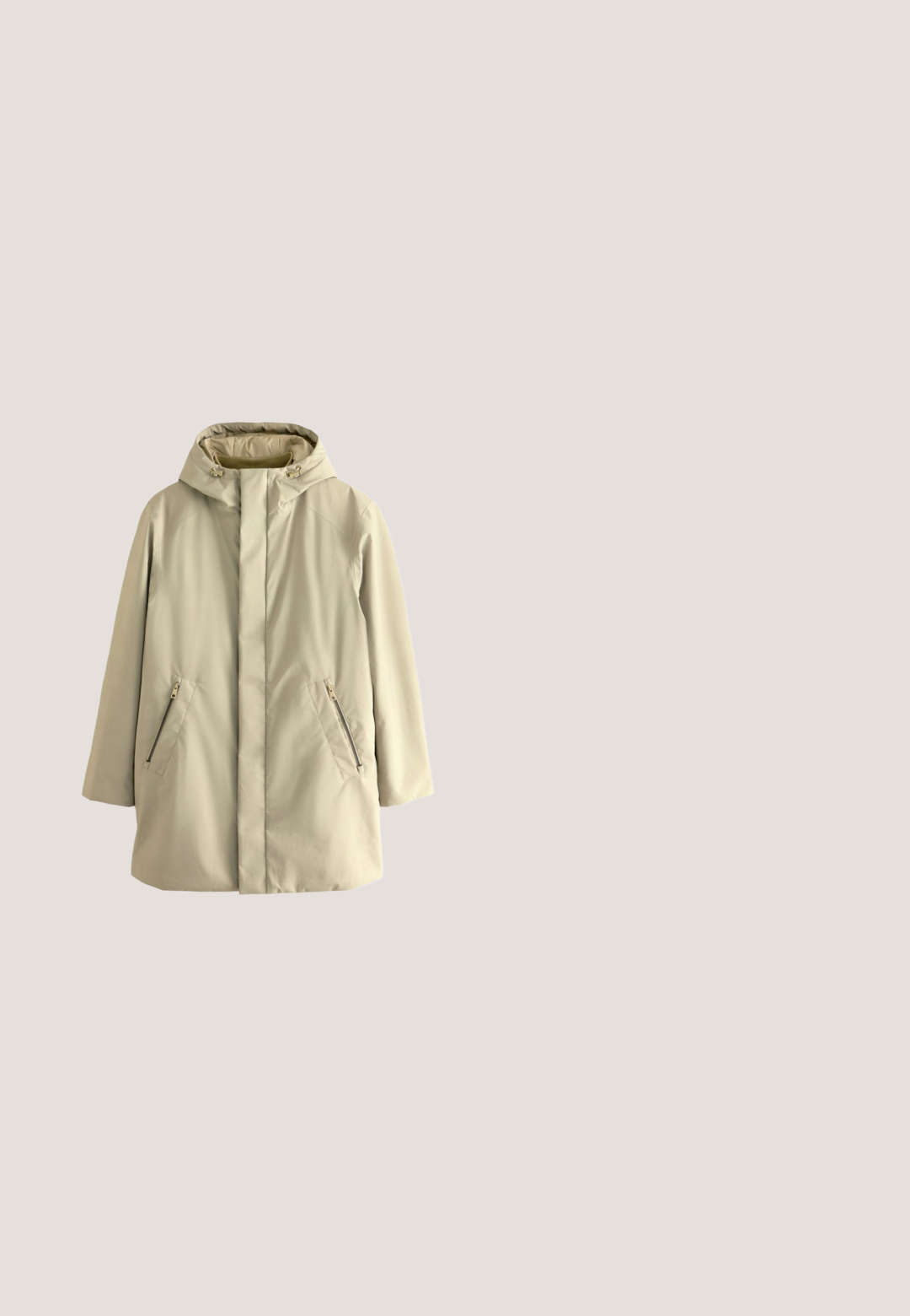 Beige waterdichte jas met een capuchon, voorzien van een rits- en drukknoopsluiting, twee zijzakken met rits en een warme voering. Gladde textuur.; Beige gebreide trui met lange mouwen, geribde manchetten, zoom, kraag en een halve rits aan de voorkant.; Effen lichtgrijze T-shirt met korte mouwen, ronde hals en een losse pasvorm met zichtbare stiksels op de mouwen en zoom.; Lichtblauwe jeans met rechte pijpen, knoop en rits aan de voorkant, riemlussen en voorzakken op een witte achtergrond.; Beige suède enkellaars met bruine rubberen zool, veters aan de voorkant en een lusje aan de hiel.; Grote olijfgroene reistas met donkerbruine leren handvatten en een ritssluiting aan de bovenkant tegen een witte achtergrond.