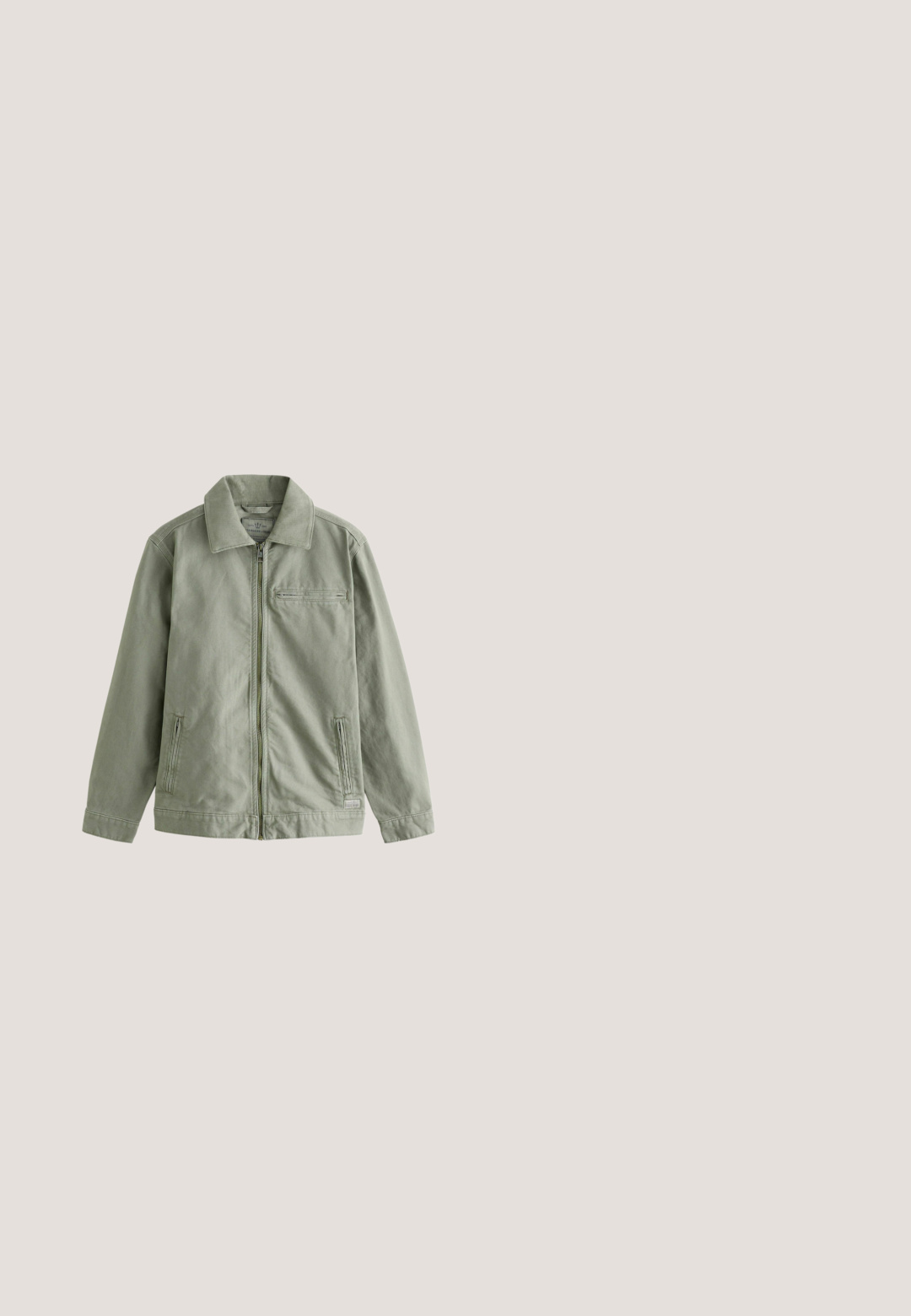 Veste vert clair en coton robuste, dotée d'une fermeture éclair à l'avant, d'un col pointu, de poches latérales et d'une petite poche sur la poitrine.; Sweatshirt vert foncé avec un col rond, des manches longues et des poignets côtelés. Fabriqué à partir d'un tissu doux et texturé avec une coupe décontractée.; T-shirt gris clair à manches courtes, col rond, coupe ample et tissu en coton doux.; Pantalon chino beige à coupe droite en tissu de coton léger. Comprend deux poches avant et une fermeture à bouton. Texture lisse, détails minimalistes.; Baskets basses blanches avec semelle beige, devant à lacets, et col rembourré, présentées sur un fond blanc uni.; Sac cabas en toile beige avec deux anses et une poche avant, "LES DEUX" brodé sur la poche.