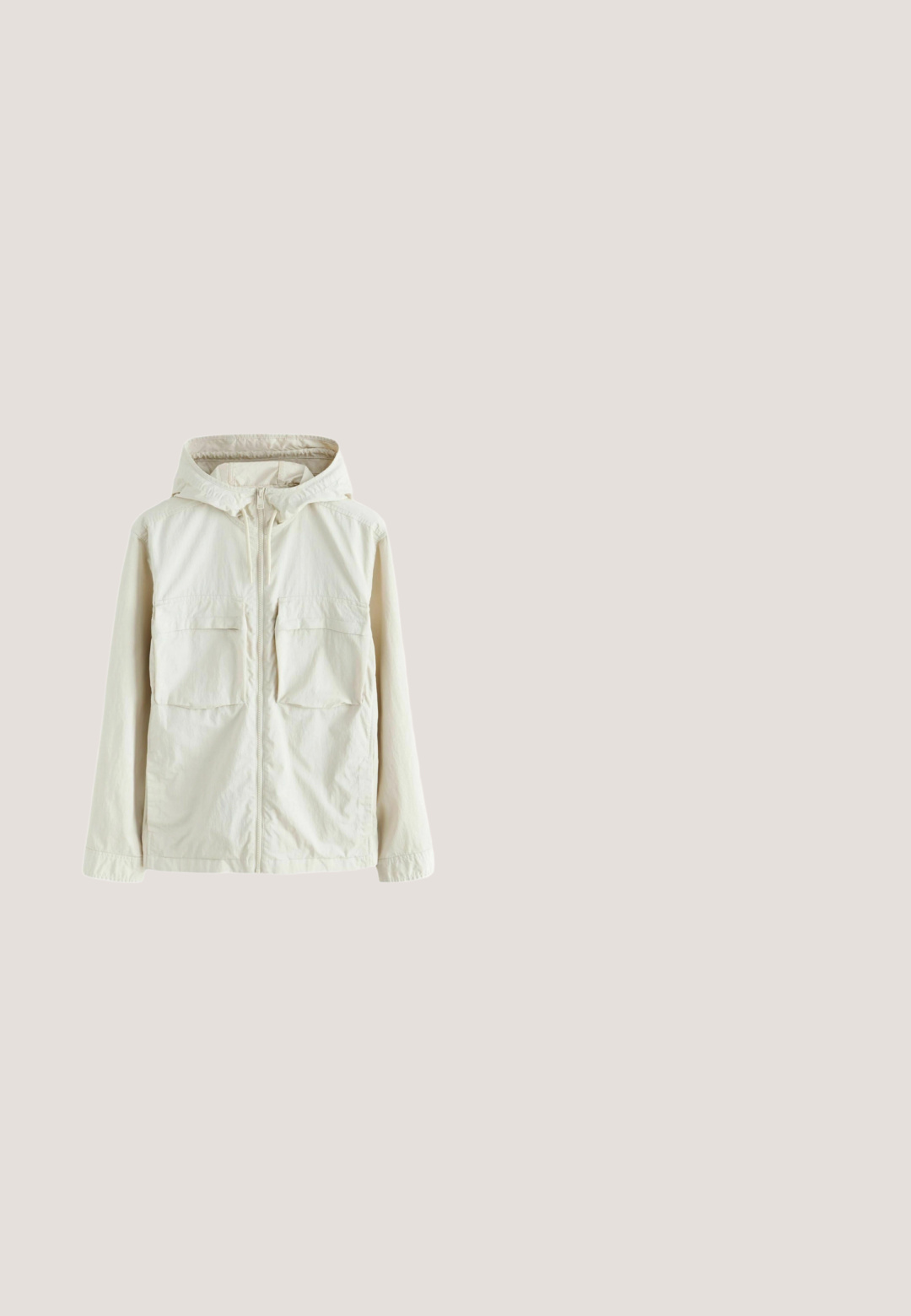 Lichtbeige ritsjack met capuchon, voorzien van twee voorkruiszakken, een gestructureerde stof en elastische manchetten voor een snug fit.; Lichtroze polo shirt van katoen, met een twee-knops knoopsluiting, korte mouwen en een klein blauw geborduurd logo op de borst.; Witte casual korte broek met elastische tailleband en trekkoord, voorzien van zijzakken en een rechte zoom.; Bruine leren westernlaars met een gestikt decoratief patroon, trekkertab, lage zwarte hak en subtiel merklogo aan de zijkant.; Ronde zonnebrillen met grijze lenzen en een zilveren metalen montuur. Temples in donkerblauwe accentkleur strekken zich uit van het montuur, met een subtiel logo.; Donkerblauwe en bruine rugzak met voorvak met ritssluiting, trekkoordsluiting en de tekst "GUESS 1981" met ankerlogo op het voorvak.