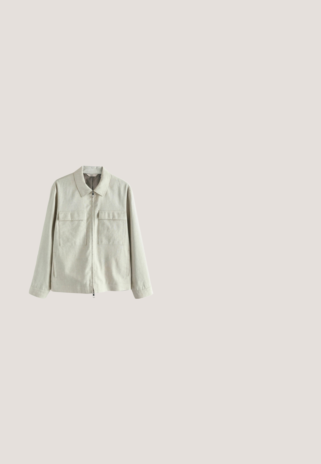 Lichtgrijze zip-up jas van gestructureerde stof met een klassieke kraag, twee borstzakken en zijsplitten voor extra detail.; Witte kortaverige shirt van lichtgewicht linnen, met een camp collar en een knoopsluiting aan de voorkant met decoratieve knopen.; Gele linnen shorts met een elastische tailleband en een trekkoord. Voorzien van een klein geborduurd logo op het onderste gedeelte van het linkerbeen. Soepele textuur.; Bruine leren herensandaal met gekruiste bandjes en zwarte zool, zijaanzicht op witte achtergrond.; Tortois-shell zonnebrillen met groene lenzen en ronde monturen. Geleverd met een zwart trekkoordtasje met het logo "URBAN CLASSICS".; Beige canvas tas met bruine handvatten, zwart Coach-label en Coach New York-logo middenvoor.
