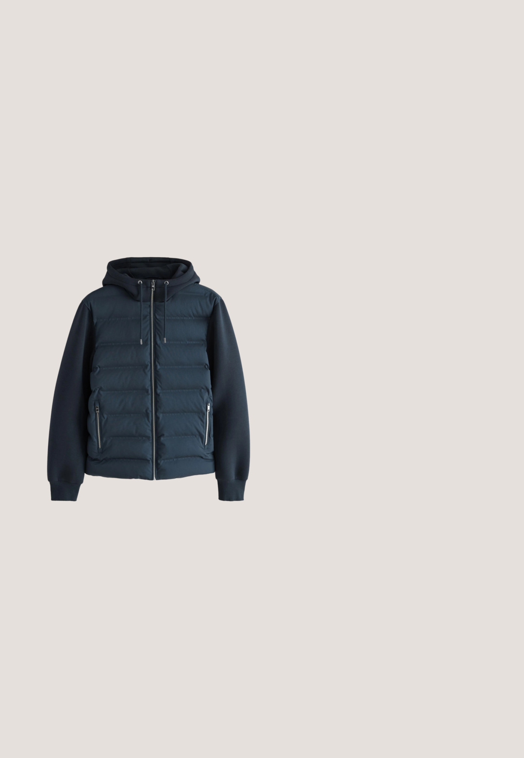 Marineblaue gesteppte Jacke mit Kapuze, Frontreißverschluss, Kordelzug, gerippten Bündchen und zwei seitlichen Reißverschlusstaschen.; Marineblauer Strick-Polospullover mit Kragen, zwei Knöpfen und einem kleinen gestickten Logo auf der linken Brust. Mit gerippten Bündchen und Saum.; Polohemd aus Baumwolle in Hellblau, mit einem kontrastierenden Kragen in Marineblau, einer Knopfleiste mit zwei Knöpfen und einem kleinen Logo auf der Brust.; Dunkelblaues Kleidungsstück mit einem gerafften Bund, das ein hellbraunes Innenfutter mit einem Fischgrätenmuster und glatter Textur zeigt.; Schwarzer Sneaker mit strukturiertem Obermaterial, blauen Schnürsenkeln, einer gesprenkelten grauen Sohle und kontrastierenden Nähten entlang der Kanten.; Mann in marineblauem Blazer, weißen Shorts und Loafers, der eine große marineblaue Tragetasche mit rotem Streifen und Wappenemblem hält.