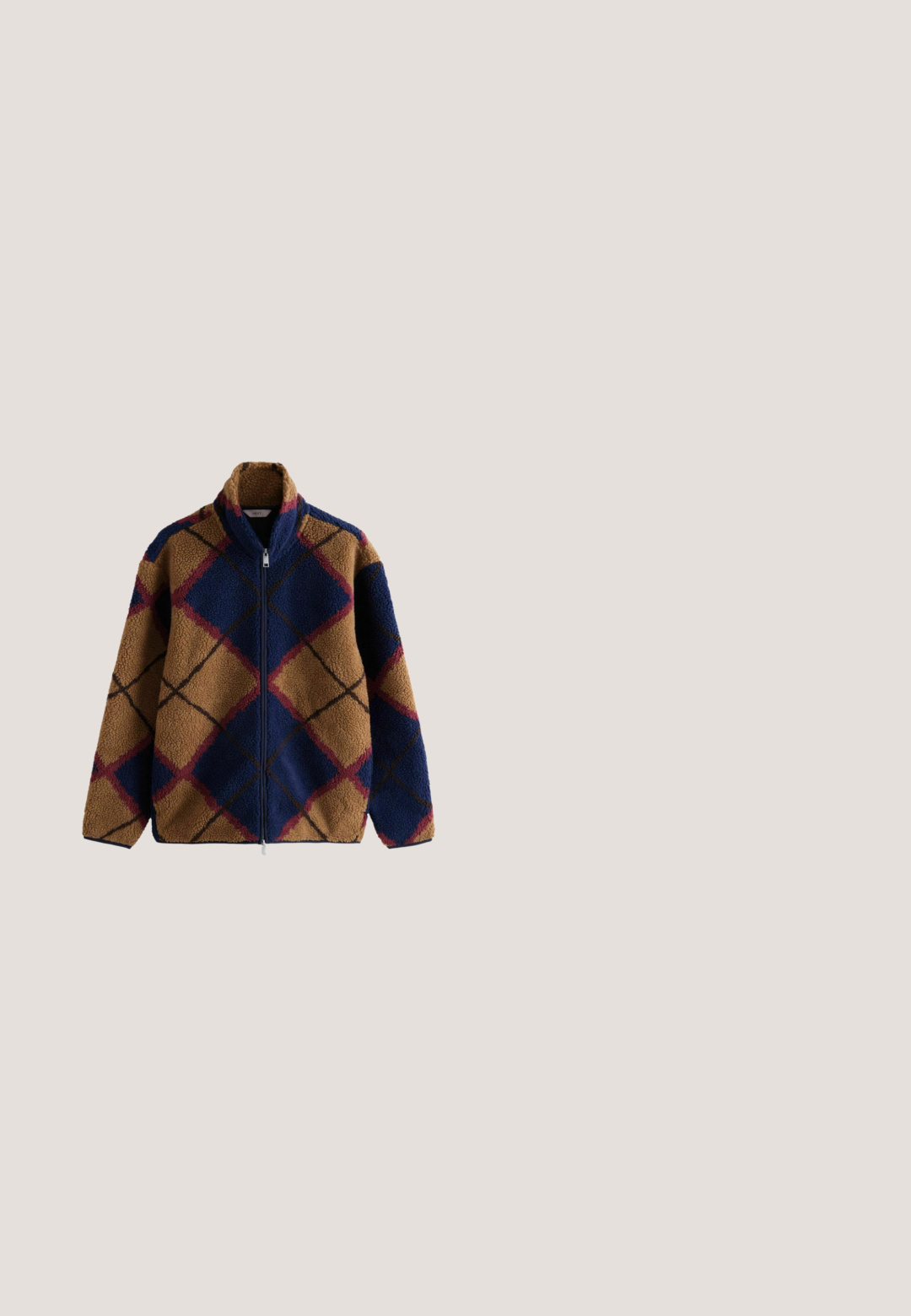 Fleece zip-up jakke med et blåt og brunt geometrisk mønster, kontrasterende røde accenter og en sølv lynlåsdetalje ved kraven.; Sort sweater med vandrette gule striber, ribbet rund halsudskæring og manchetter; lille logo på venstre bryst.; Brun bomulds t-shirt med korte ærmer, rund hals og broderet logo på venstre bryst. Glat tekstur og afslappet pasform.; Blå denimjeans med lige ben, kobbernitter og fem-lomme design. Har en syet kant og et klassisk taljebånd med bæltestropper.; Sneaker med en blanding af marineblå mesh- og suede-materialer, med en hvid sål, beige detaljer og et fremtrædende Jeep-logo på siden.; Olivengrøn rektangulær toilettaske med brun læderkant, sidehåndtag og præget "HOWARD"-label på fronten.