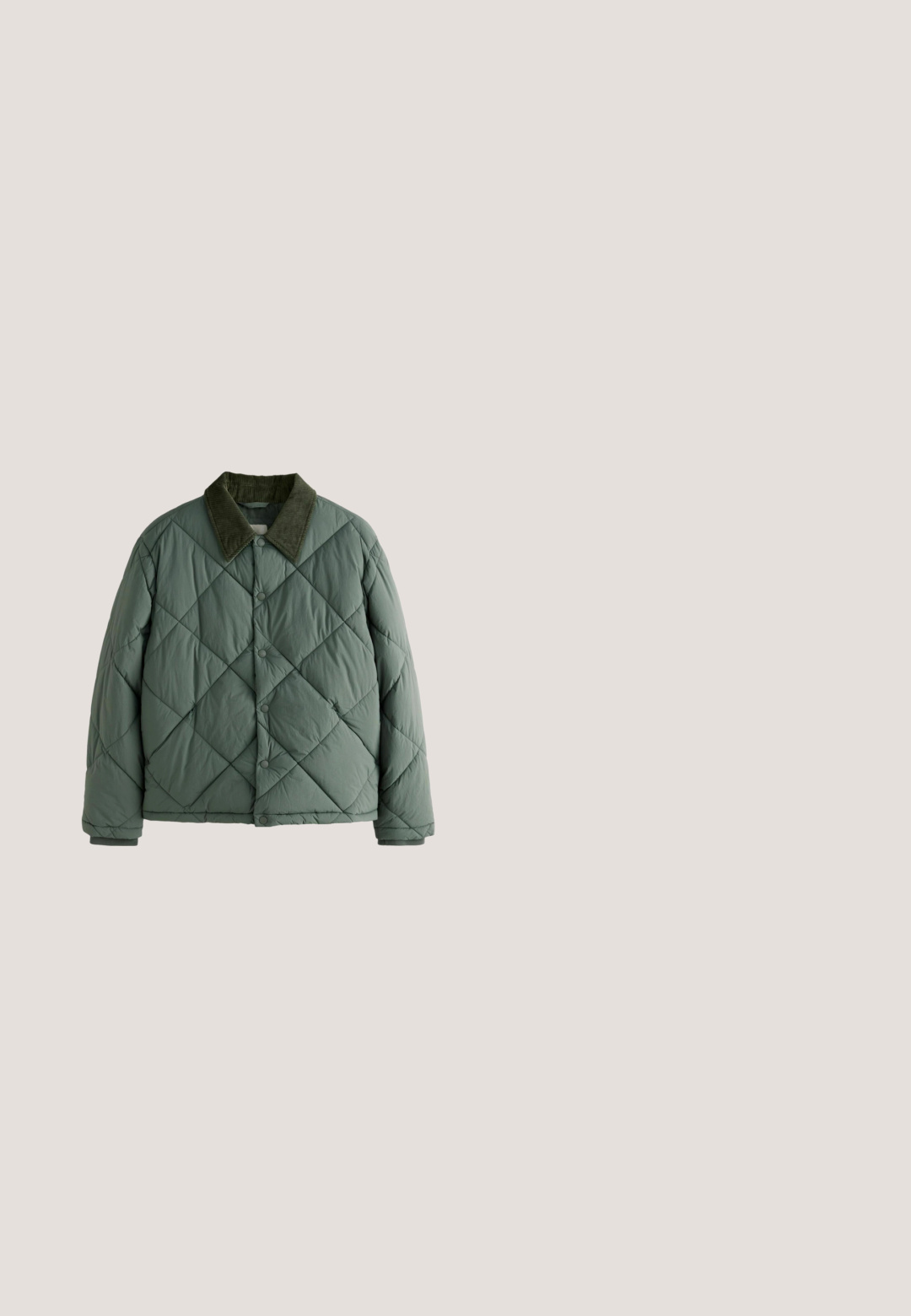 Prešívaná puffer bunda v tlmenej zelenej farbe s textúrovaným manžetovým golierom, ktorý má zapínanie na gombíky a mäkkú, ľahkú látku.; Pletený pulover v tmavo olivovej farbe, s vysokým golierom so zipsom. Štruktúrovaný vzor s kontrastnými niťami a jemným povrchom.; Polo tričko krátky rukáv olivovo zelené s rebrovanými pruhmi a predným zipsovým golierom, položené na bielom pozadí.; Tmavozelené manšestrové nohavice s viditeľným zipsom a okrúhlym hnedým gombíkom v páse. Jemná textúra s horizontálnymi pruhmi.; Olivovo zelená semišová obuv s okrúhlou špičkou, šnurovací dizajn a nízka, štruktúrovaná gumová podrážka. Minimálne prešívanie pozdĺž okraja.; Tmavozelená plátenná taška na rameno s dvoma ramennými popruhmi, predným vreckom a bočnými vreckami, so nastaviteľným dlhým popruhom na nosenie cez telo.